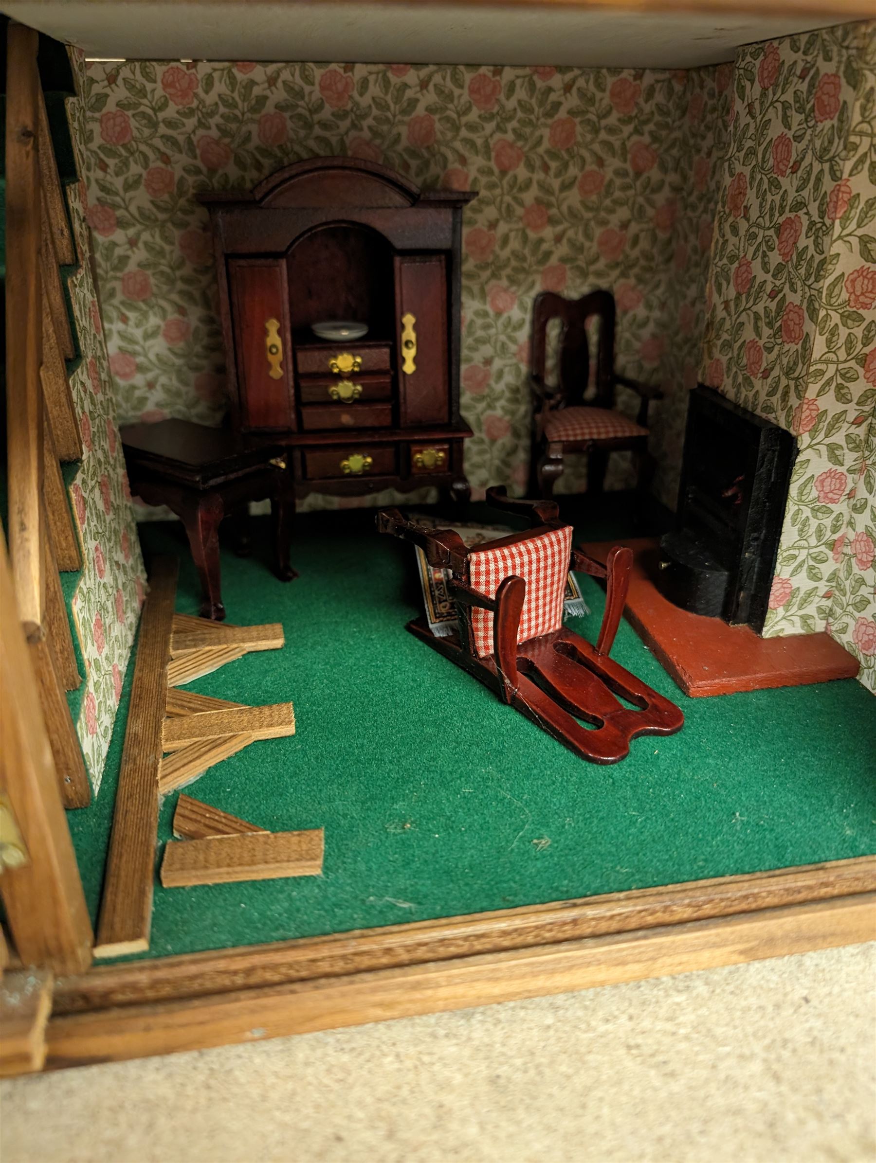 Two storey wooden dolls house with sliding panels - Image 2 of 7