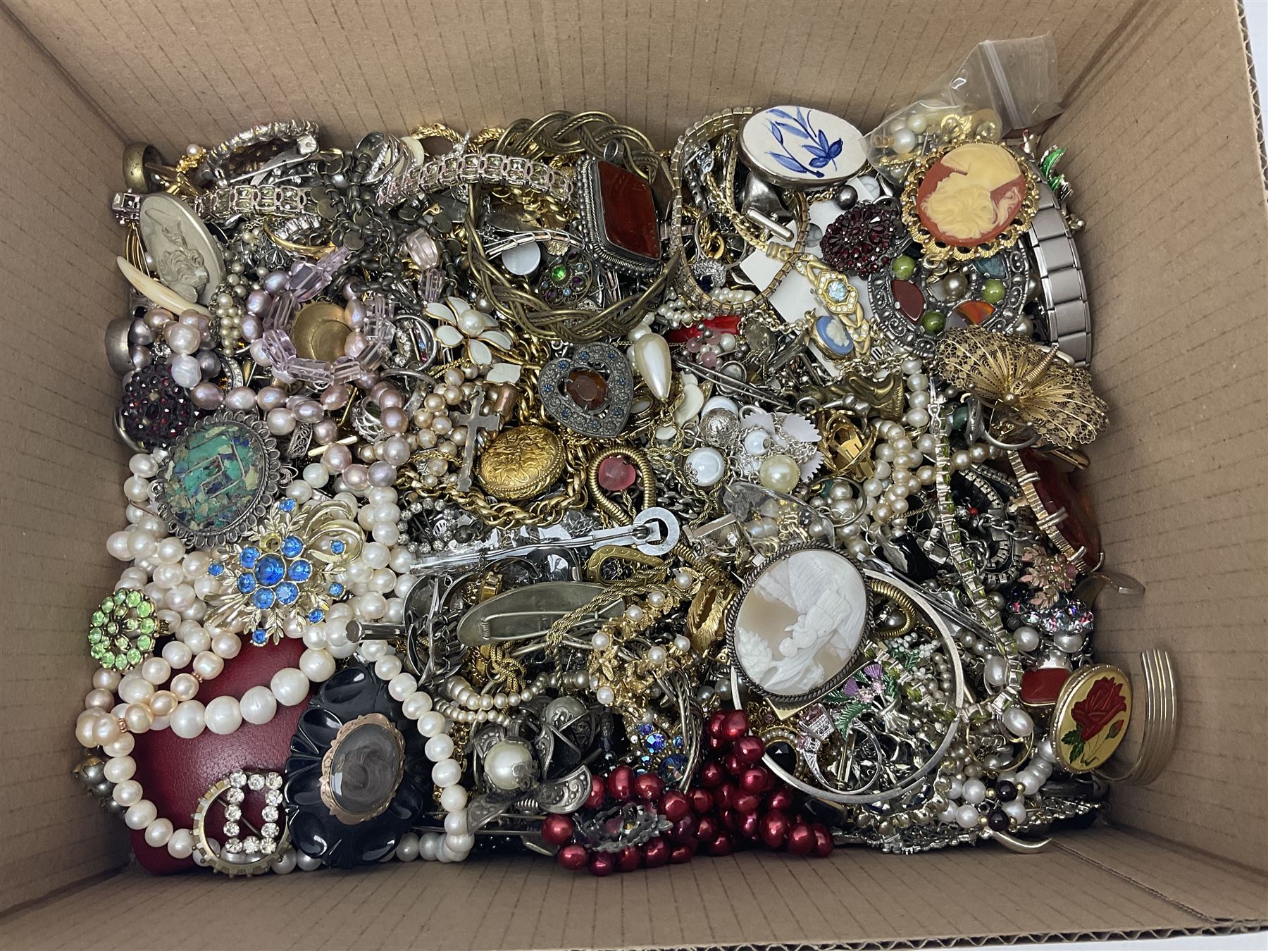 Collection of assorted costume jewellery - Image 2 of 7