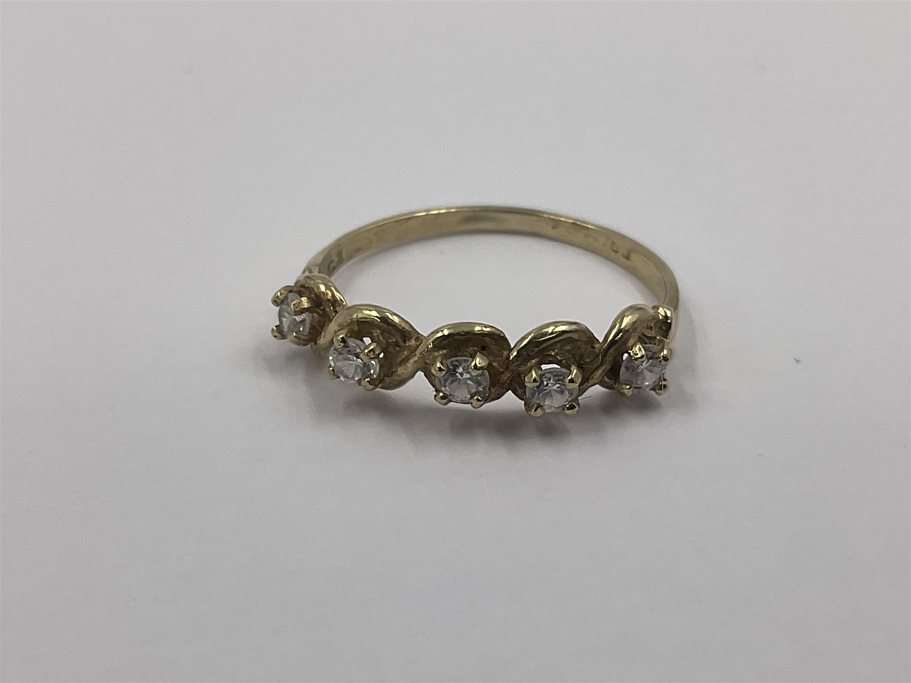 9ct gold five stone cubic zirconia ring - Image 3 of 8