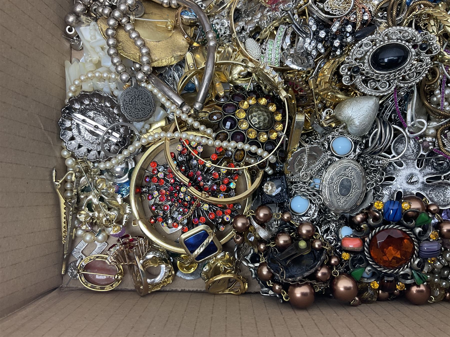 Collection of assorted costume jewellery - Image 6 of 9