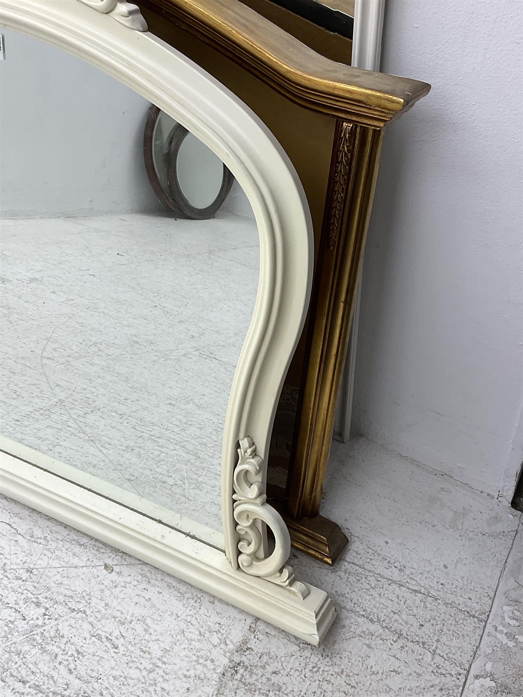 Gilt framed overmantel mirror (122cm x 77cm); gilt framed overmantel mirror with ornate pediment (12 - Image 4 of 6
