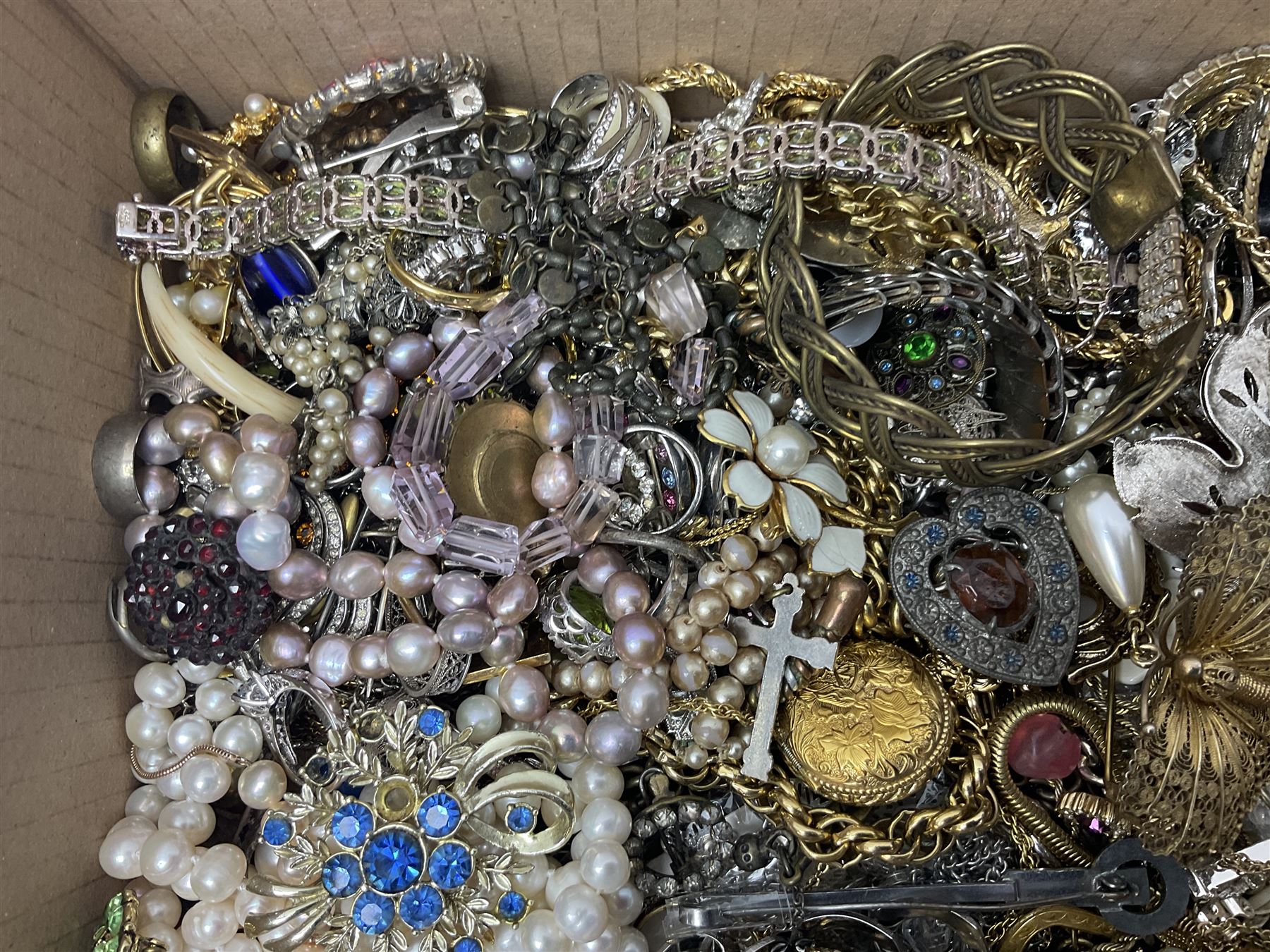 Collection of assorted costume jewellery - Image 4 of 7