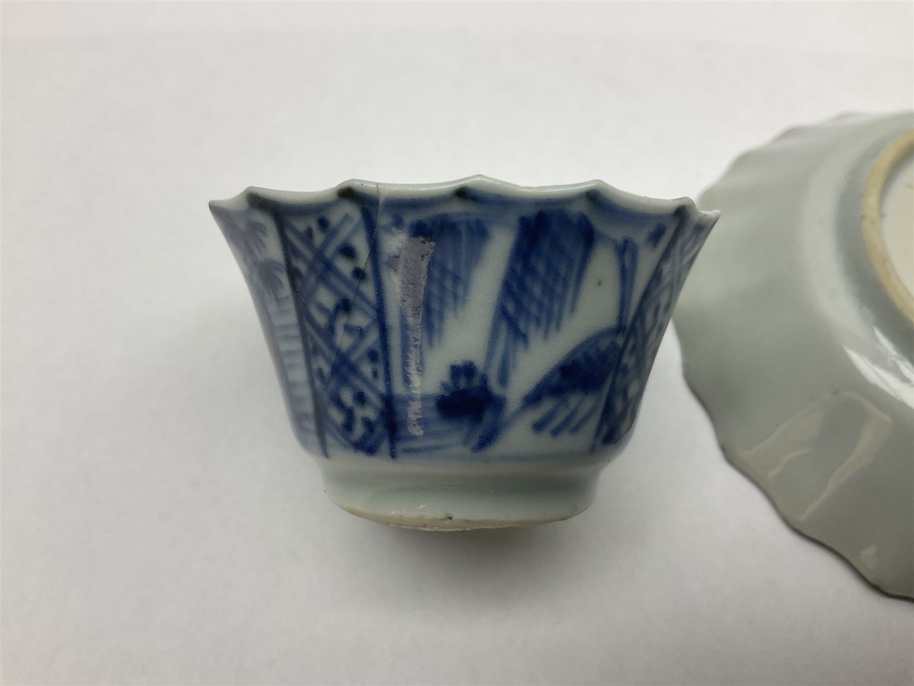 Chinese Kangxi blue and white fluted tea bowl and saucer - Image 4 of 6