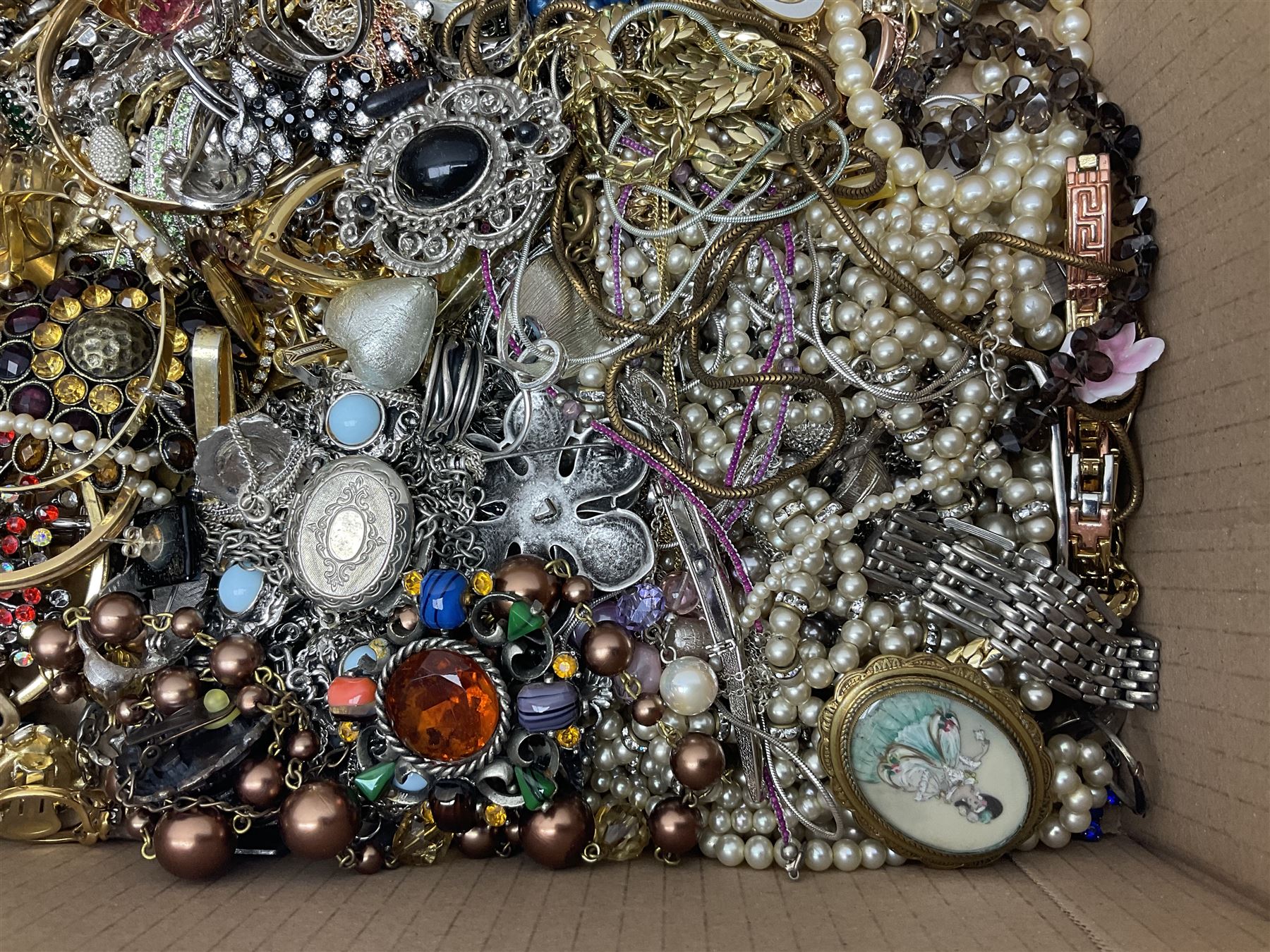 Collection of assorted costume jewellery - Image 3 of 9