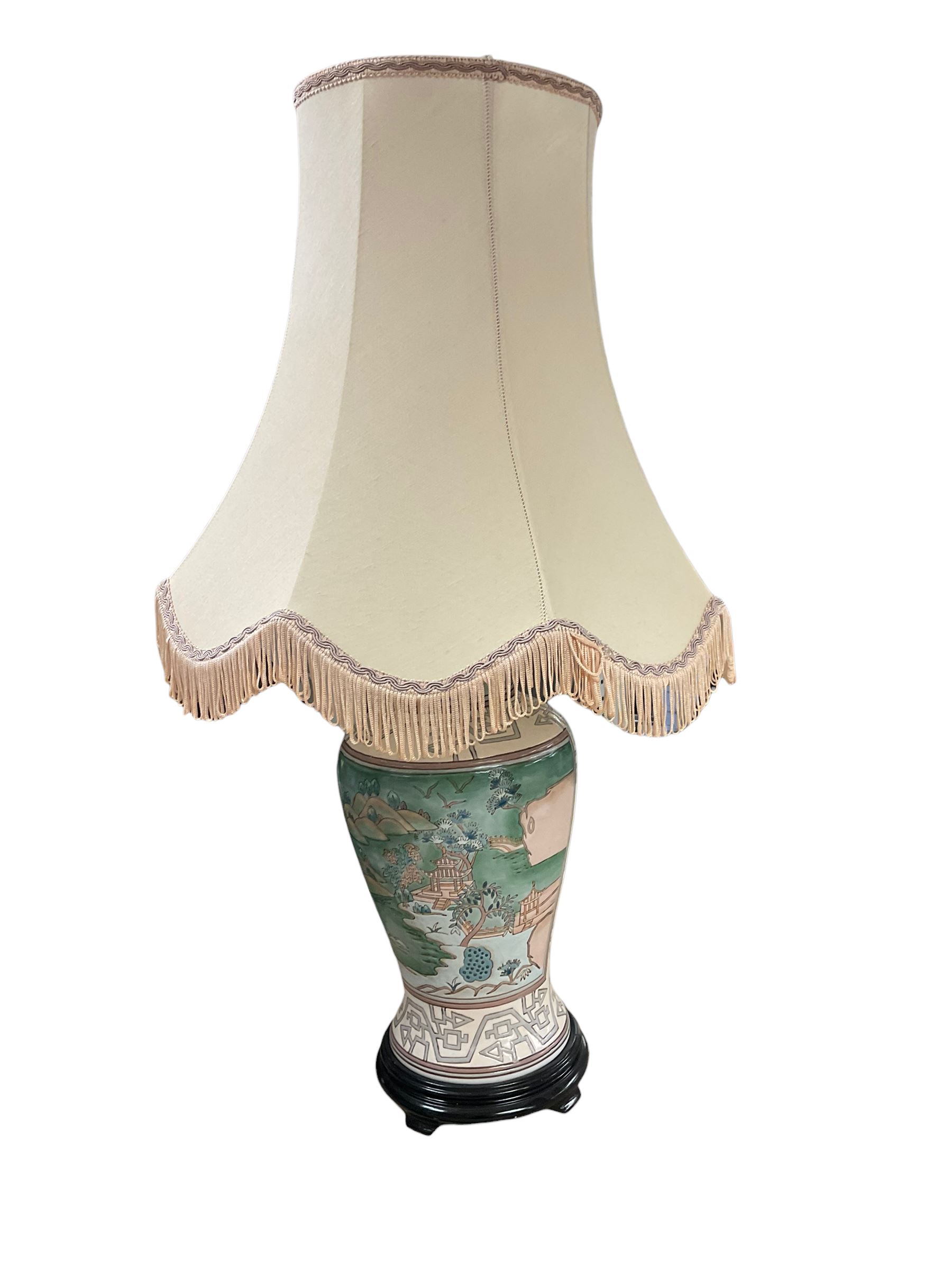 Oriental table lamp upon a wooden stand - Image 2 of 4