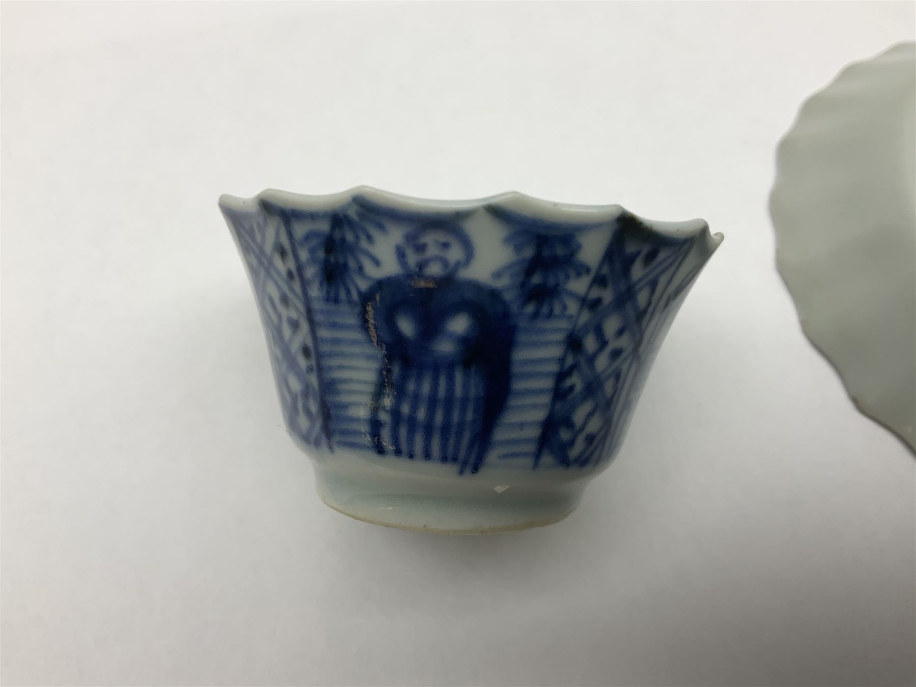 Chinese Kangxi blue and white fluted tea bowl and saucer - Image 6 of 6