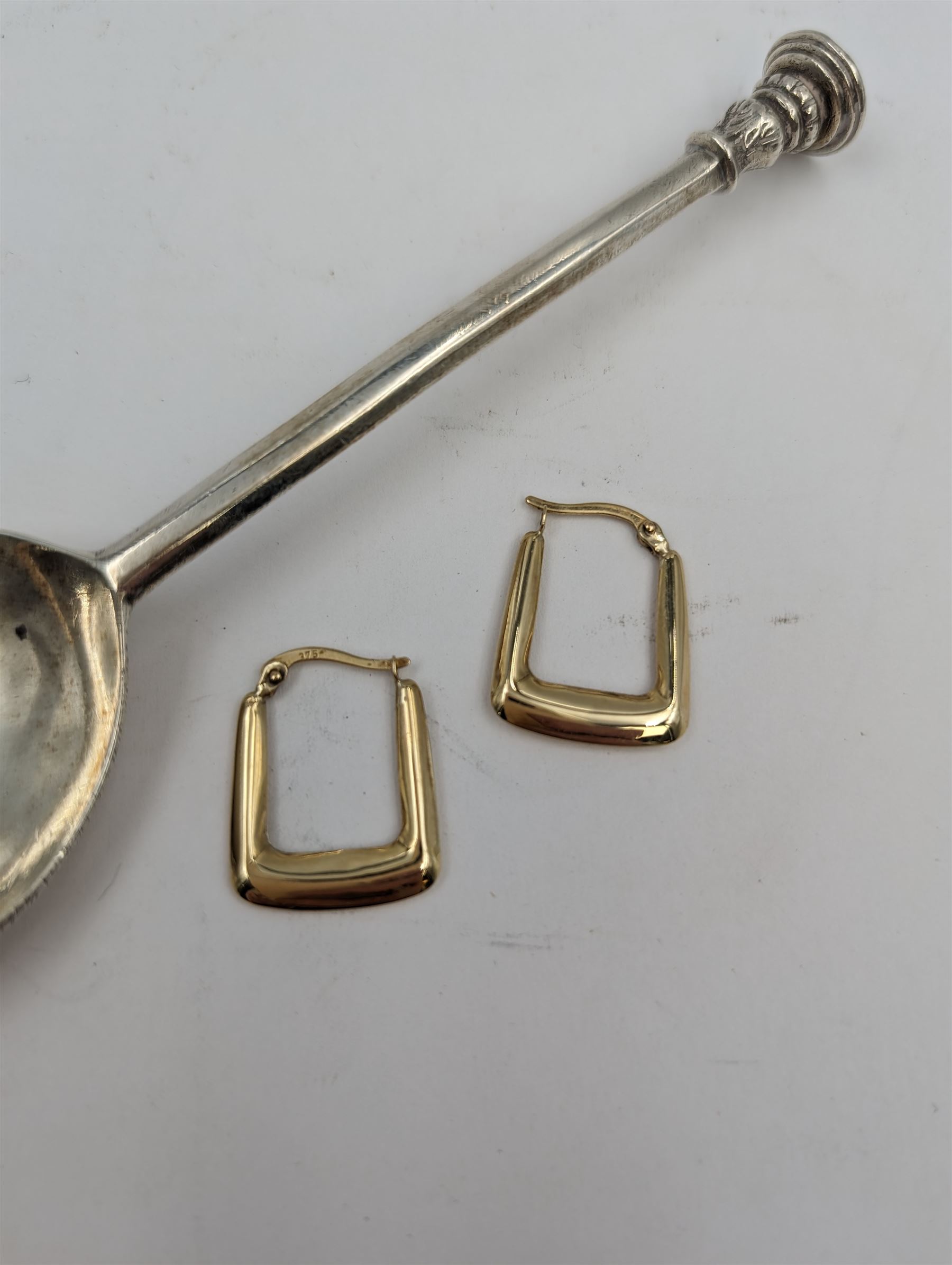 Pair of 9ct gold rectangular hoop earrings - Image 2 of 4