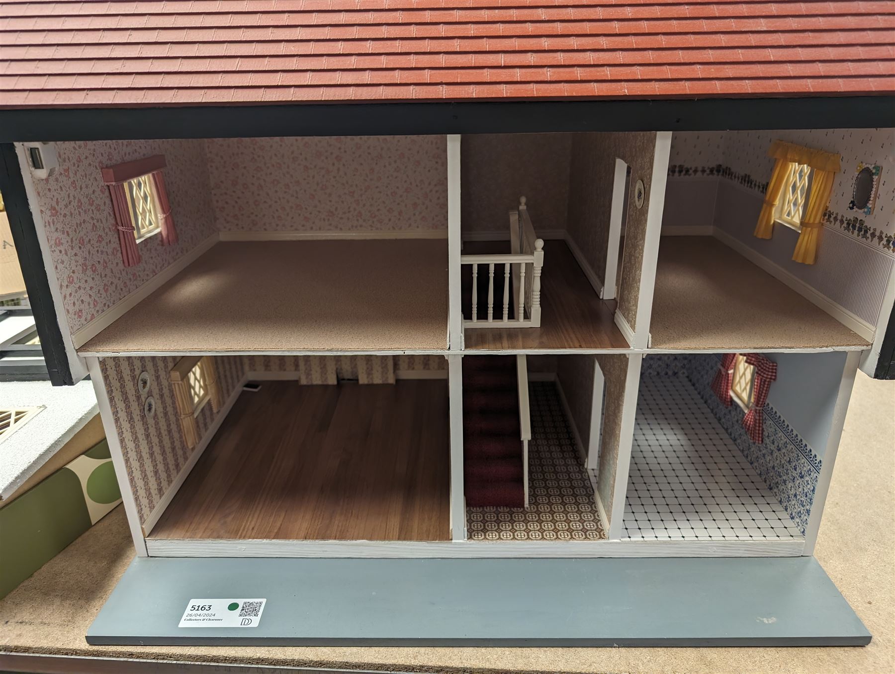 Double fronted two storey dolls house - Image 3 of 7