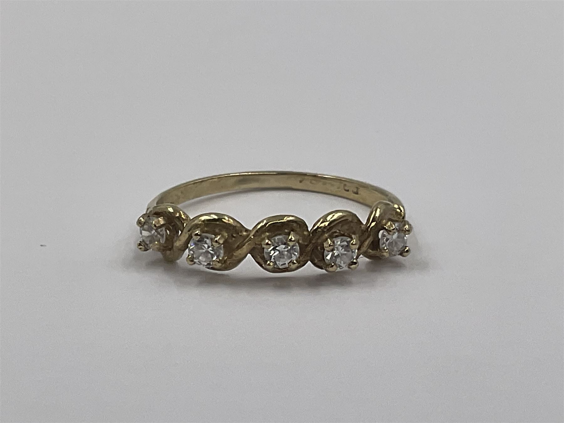 9ct gold five stone cubic zirconia ring - Image 2 of 8