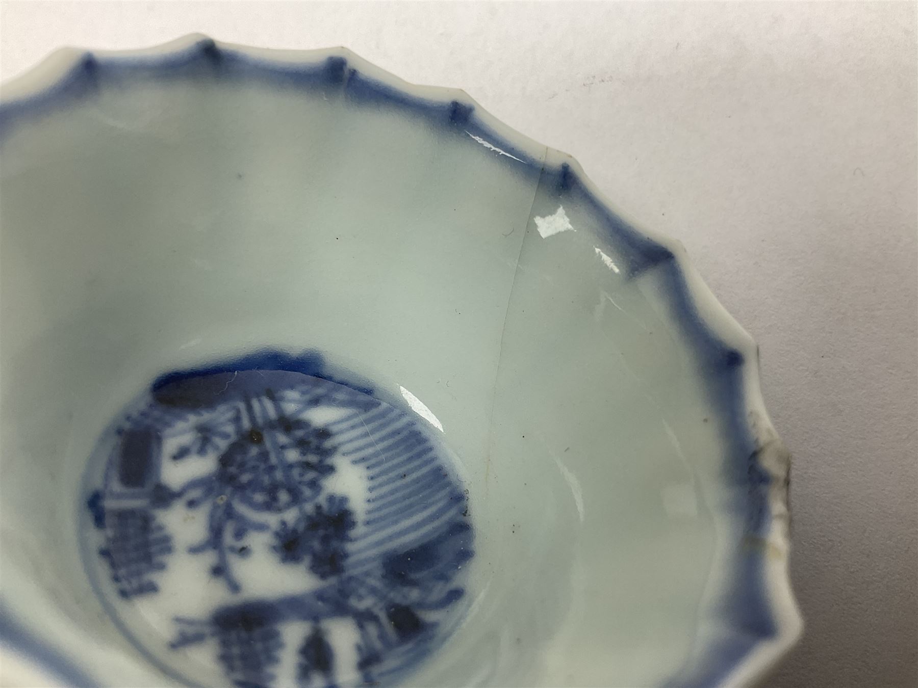 Chinese Kangxi blue and white fluted tea bowl and saucer - Image 5 of 6