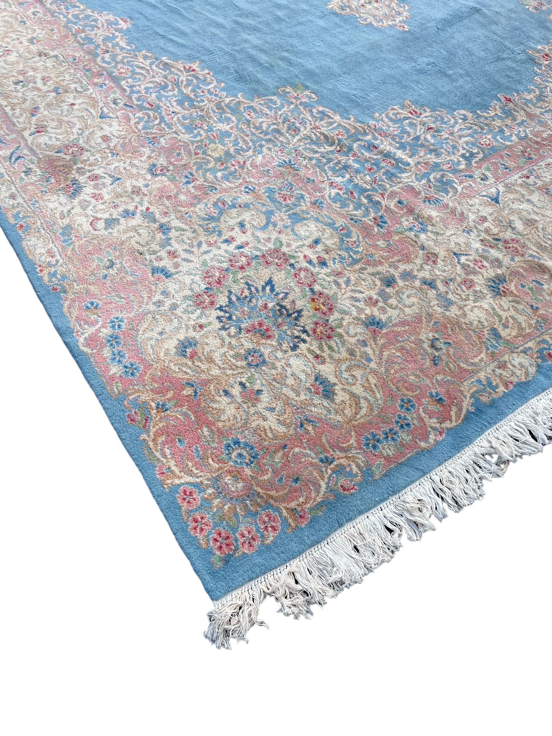 Large Persian design carpet - Image 2 of 8