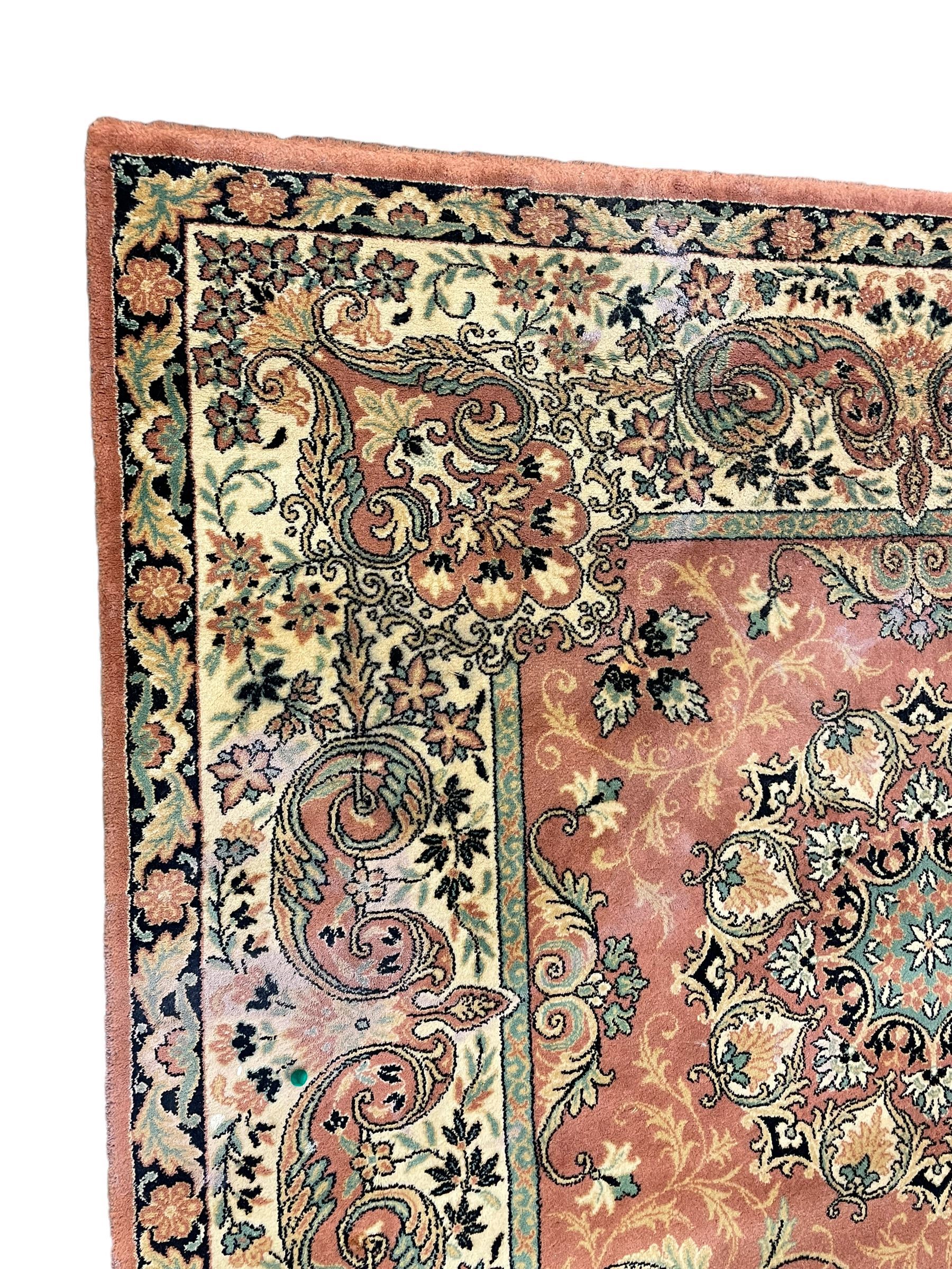 Persian design peach ground carpet - Image 2 of 9