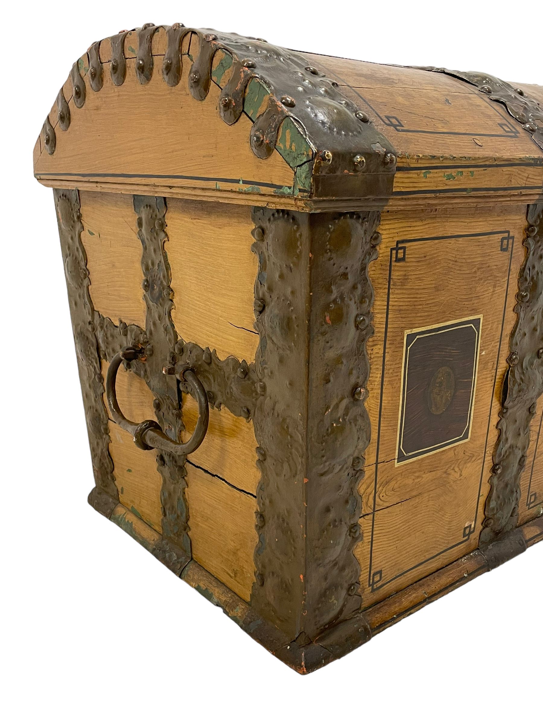 19th century Northern European painted oak sea chest - Image 2 of 29
