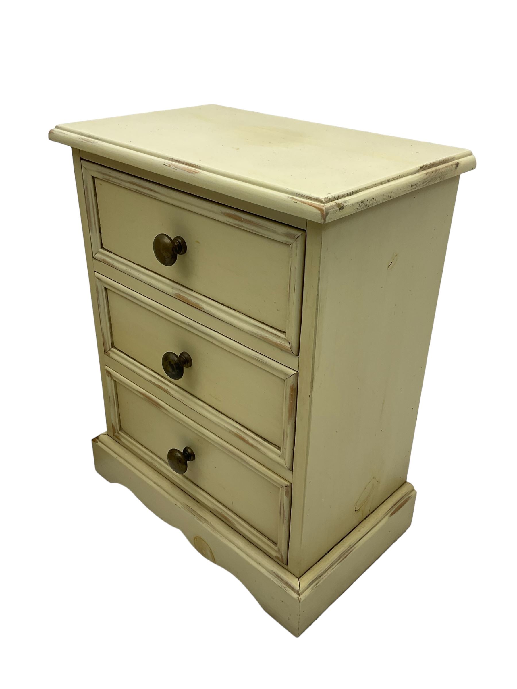 Pair of painted three drawer bedside chests - Image 2 of 3