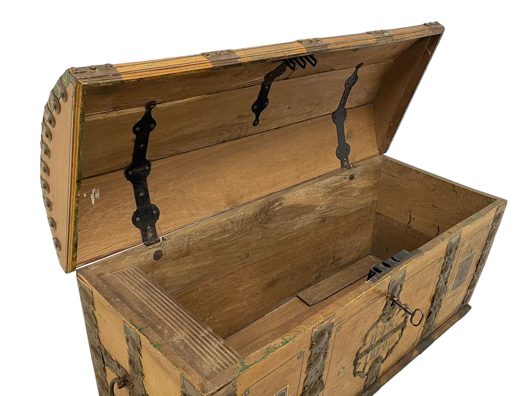 19th century Northern European painted oak sea chest - Image 26 of 29