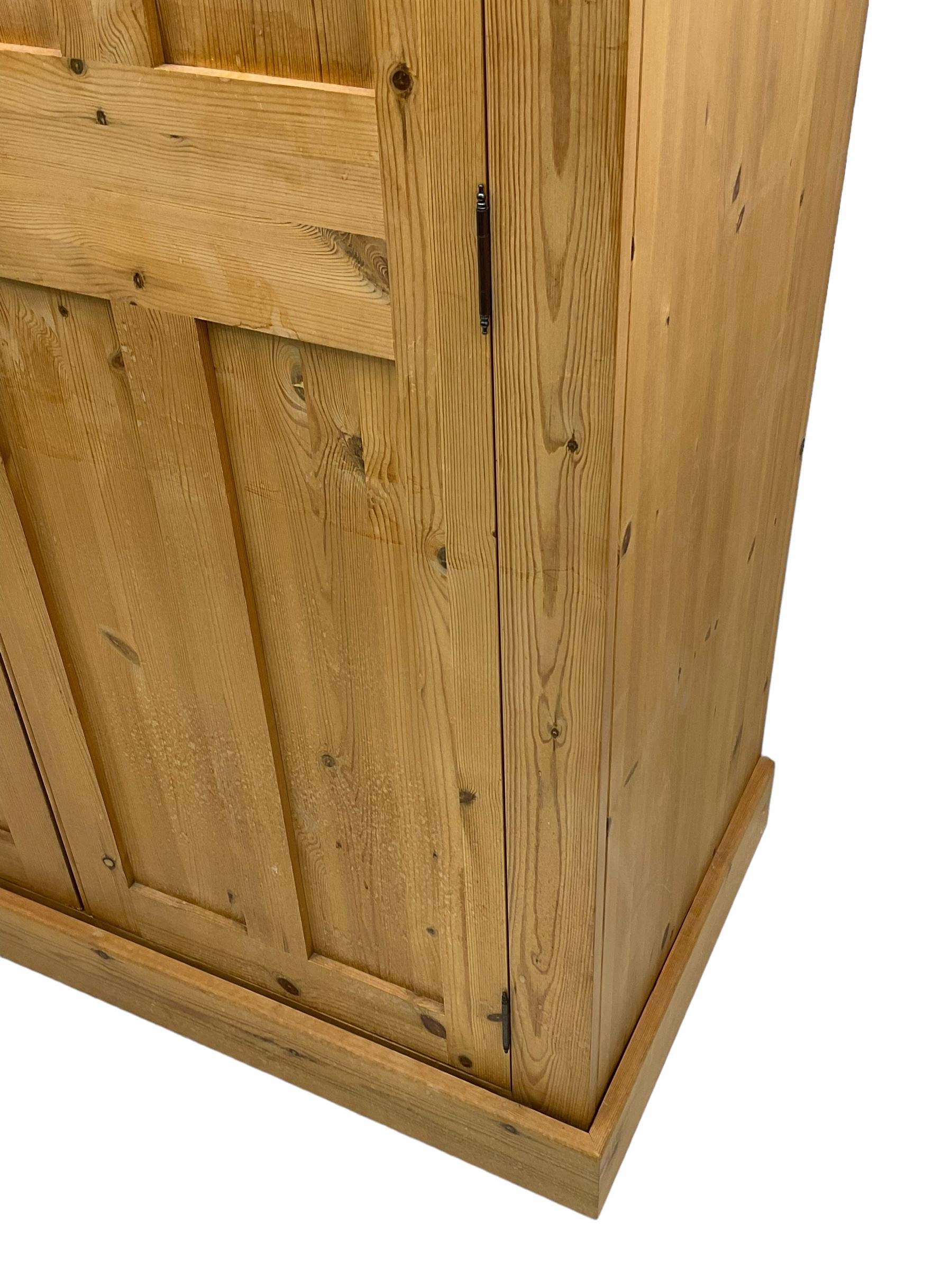 Traditional pine double wardrobe - Image 3 of 4