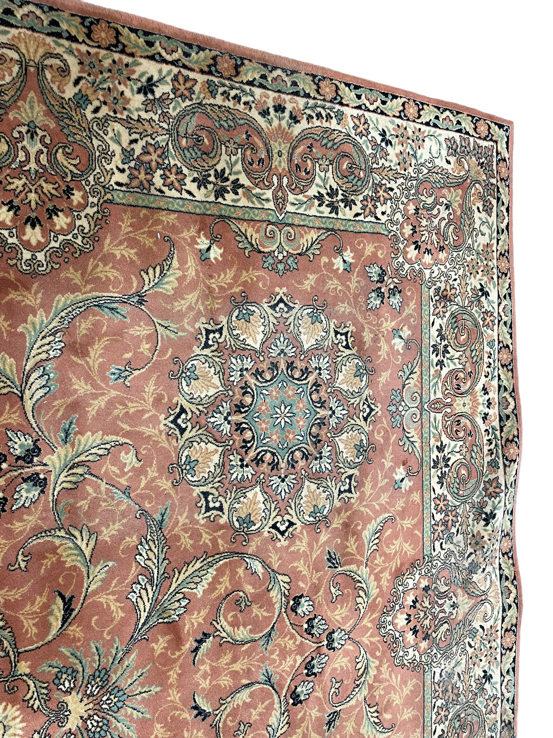 Persian design peach ground carpet - Image 8 of 9