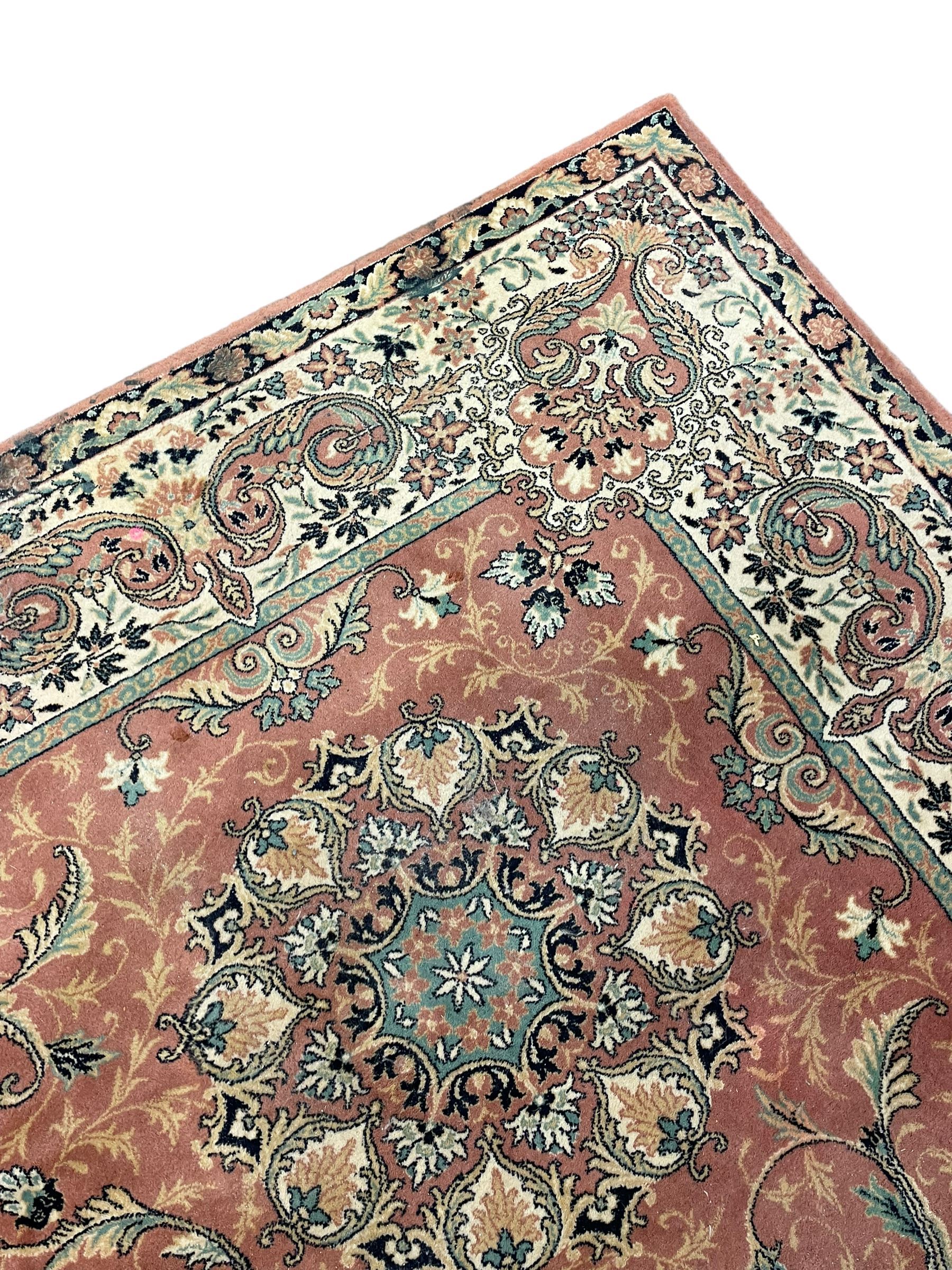Persian design peach ground carpet - Image 7 of 9
