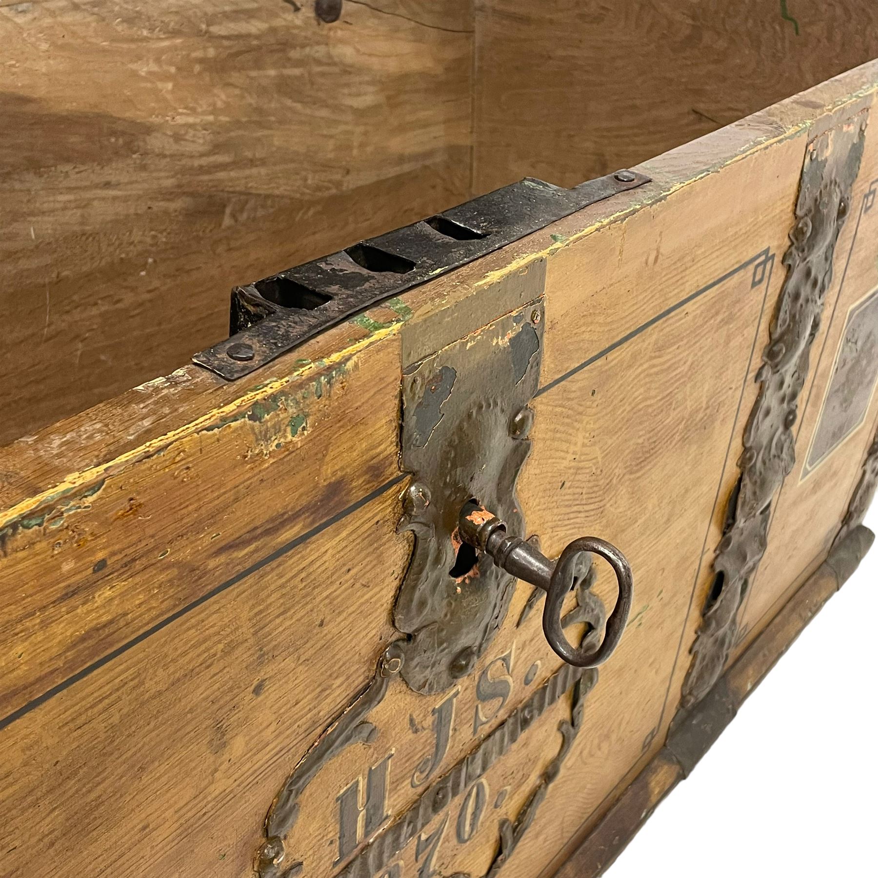 19th century Northern European painted oak sea chest - Image 15 of 29
