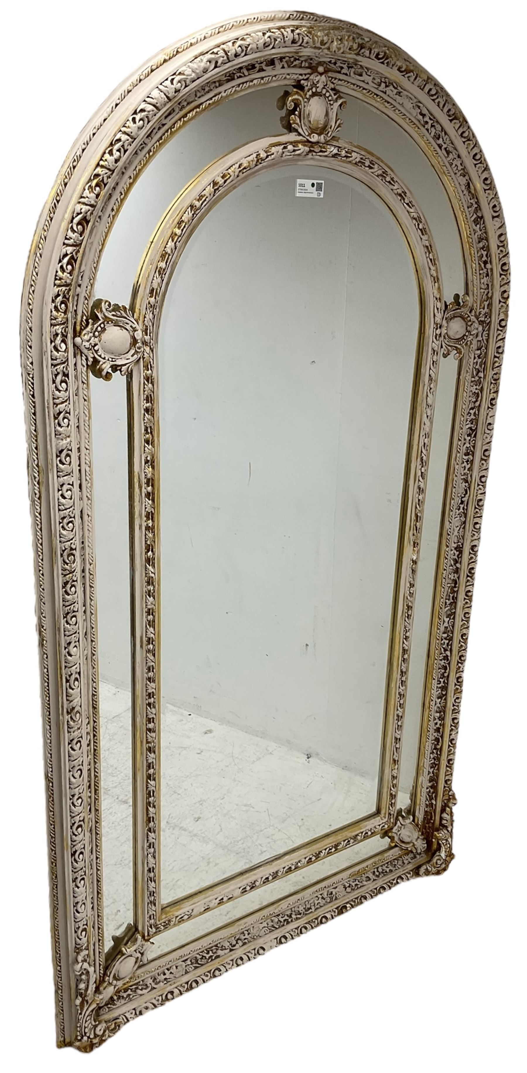 Large painted and gilt arched wall mirror - Image 2 of 4