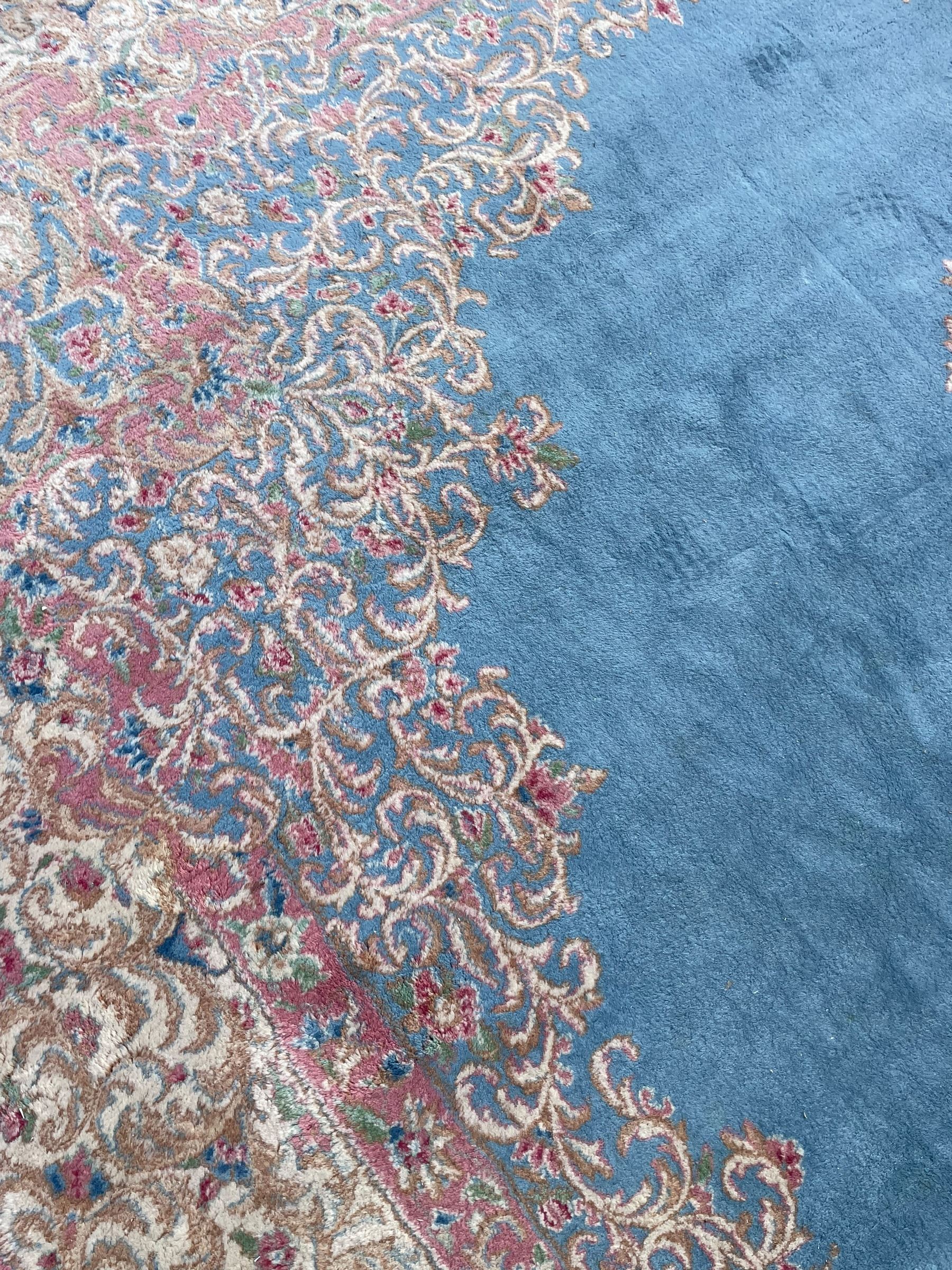 Large Persian design carpet - Image 6 of 8