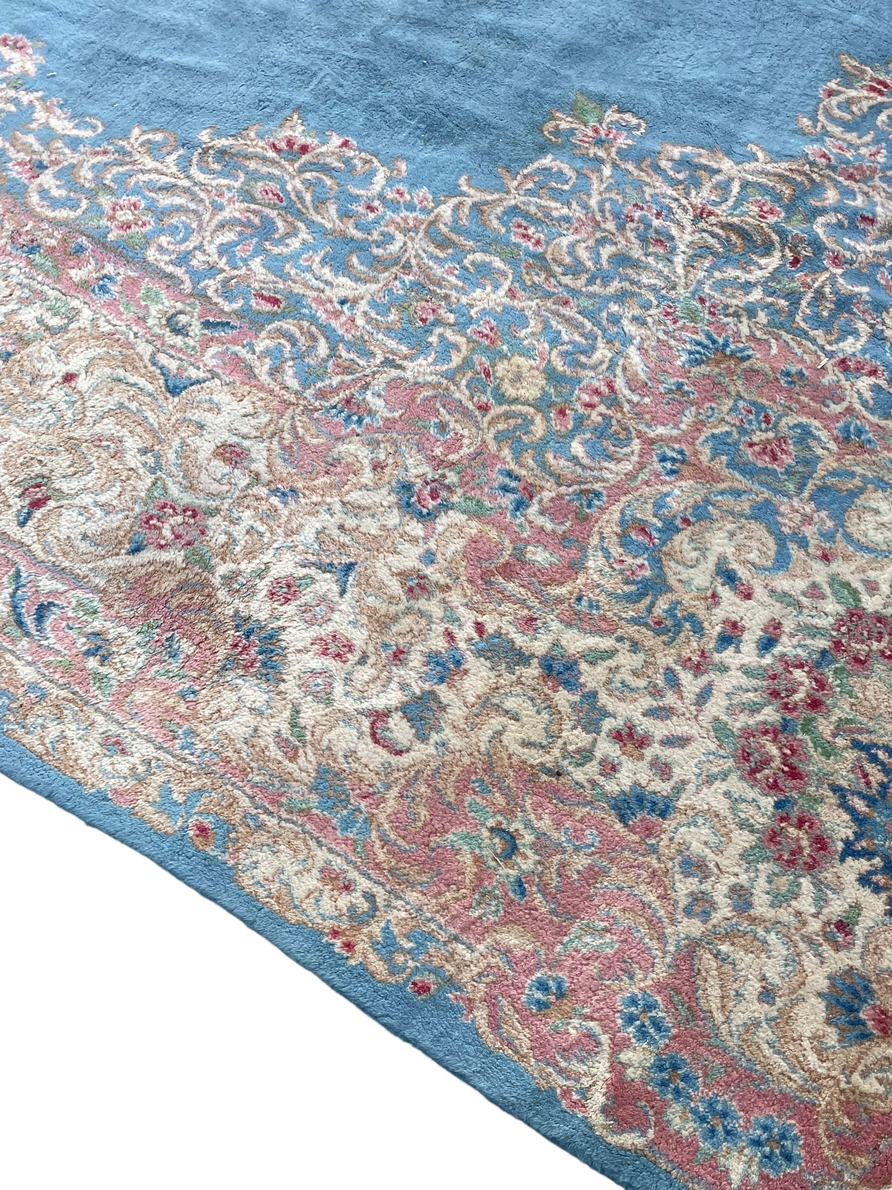 Large Persian design carpet - Image 3 of 8