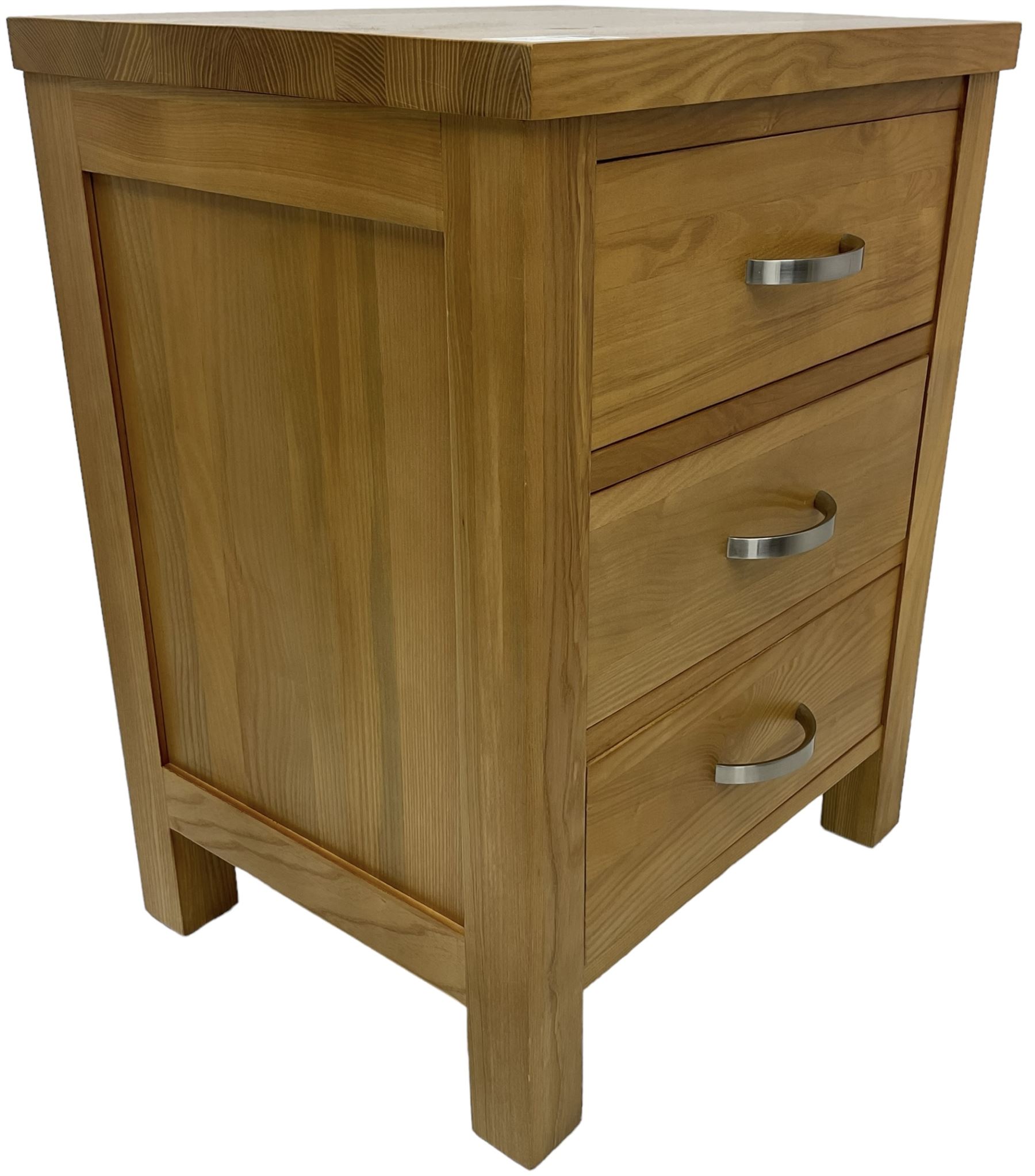 Light ash three drawer bedside chest - Image 4 of 7