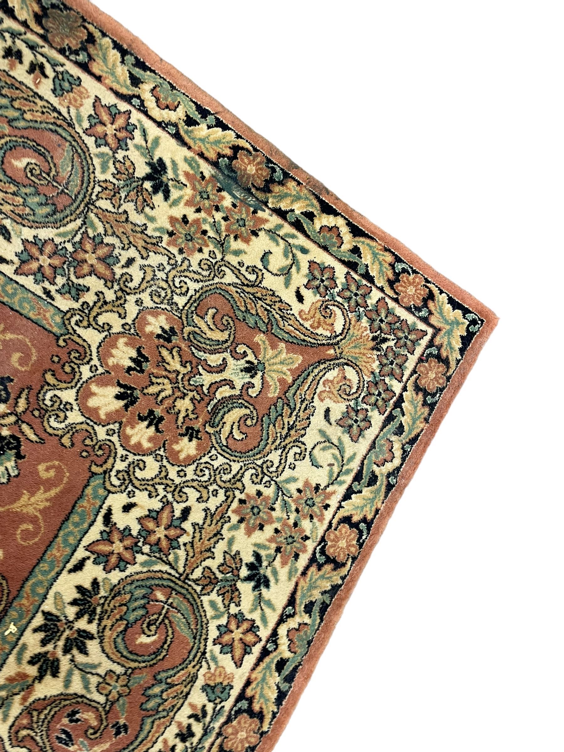Persian design peach ground carpet - Image 9 of 9