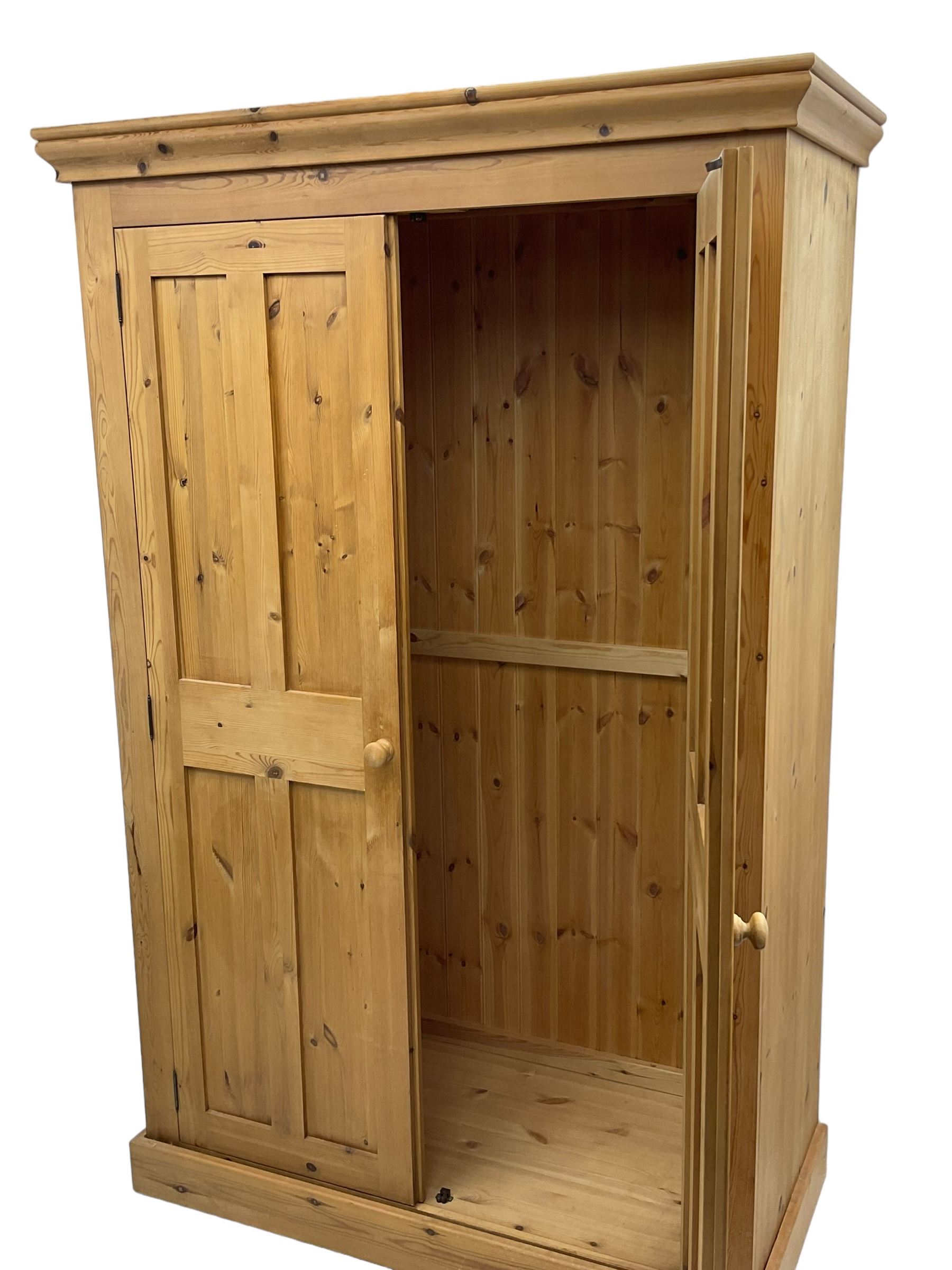 Traditional pine double wardrobe - Image 4 of 4