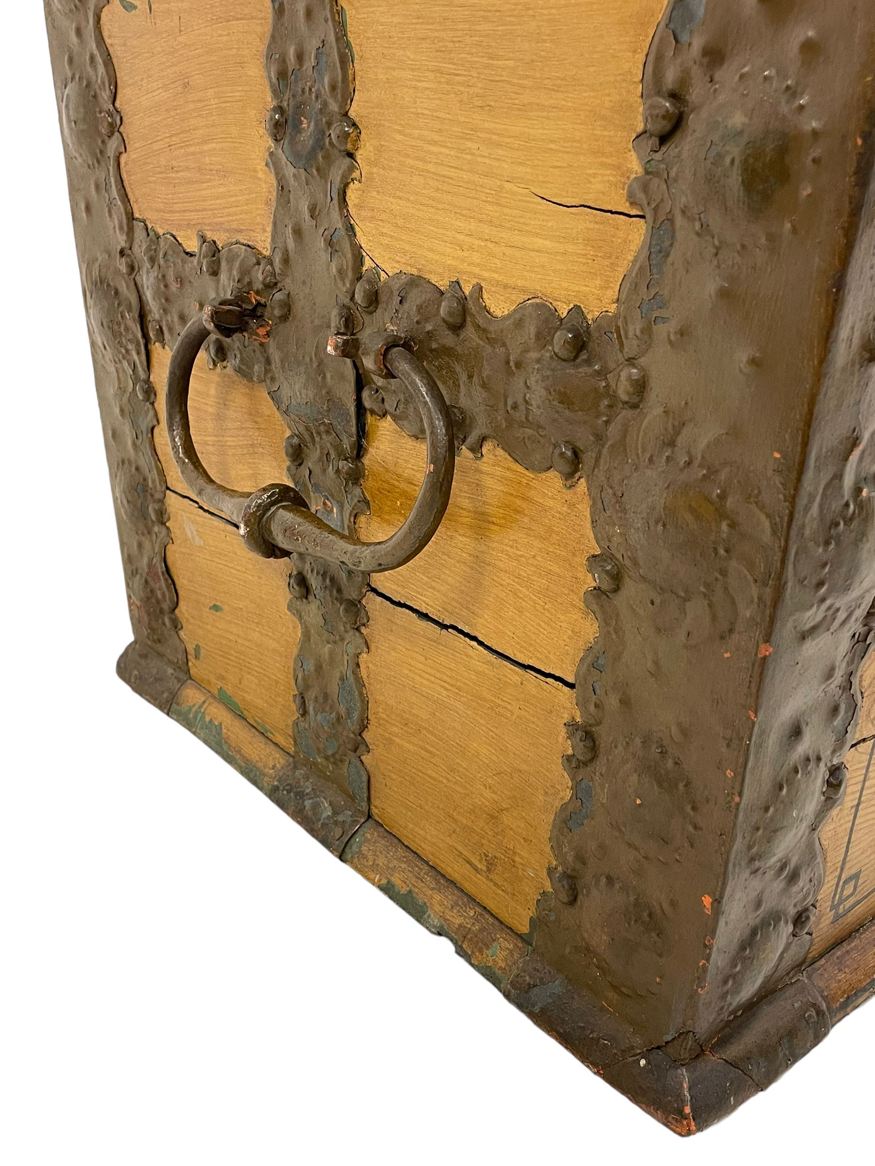 19th century Northern European painted oak sea chest - Image 6 of 29