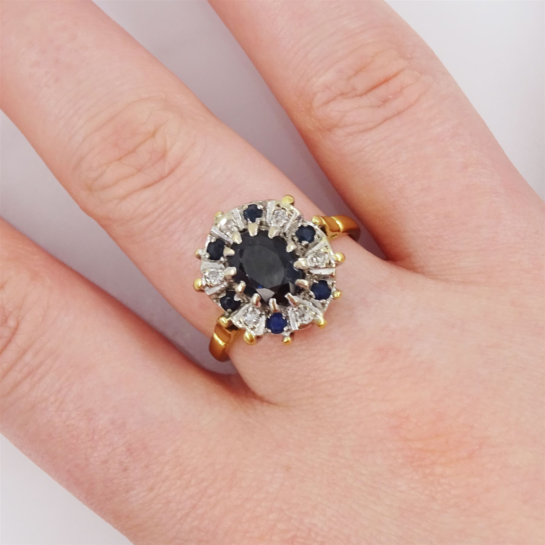 18ct gold sapphire and diamond cluster ring - Image 2 of 4