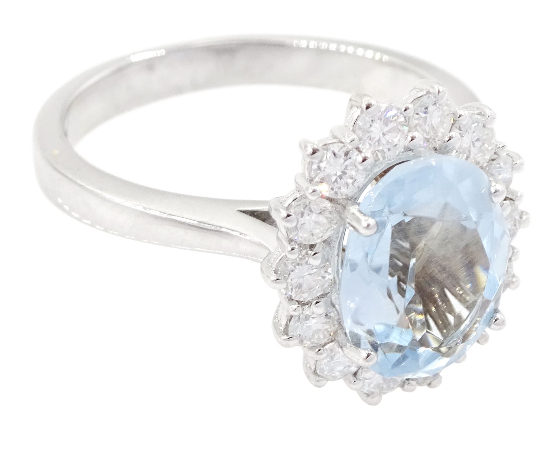 18ct white gold oval cut aquamarine and round brilliant cut diamond cluster ring - Image 3 of 4