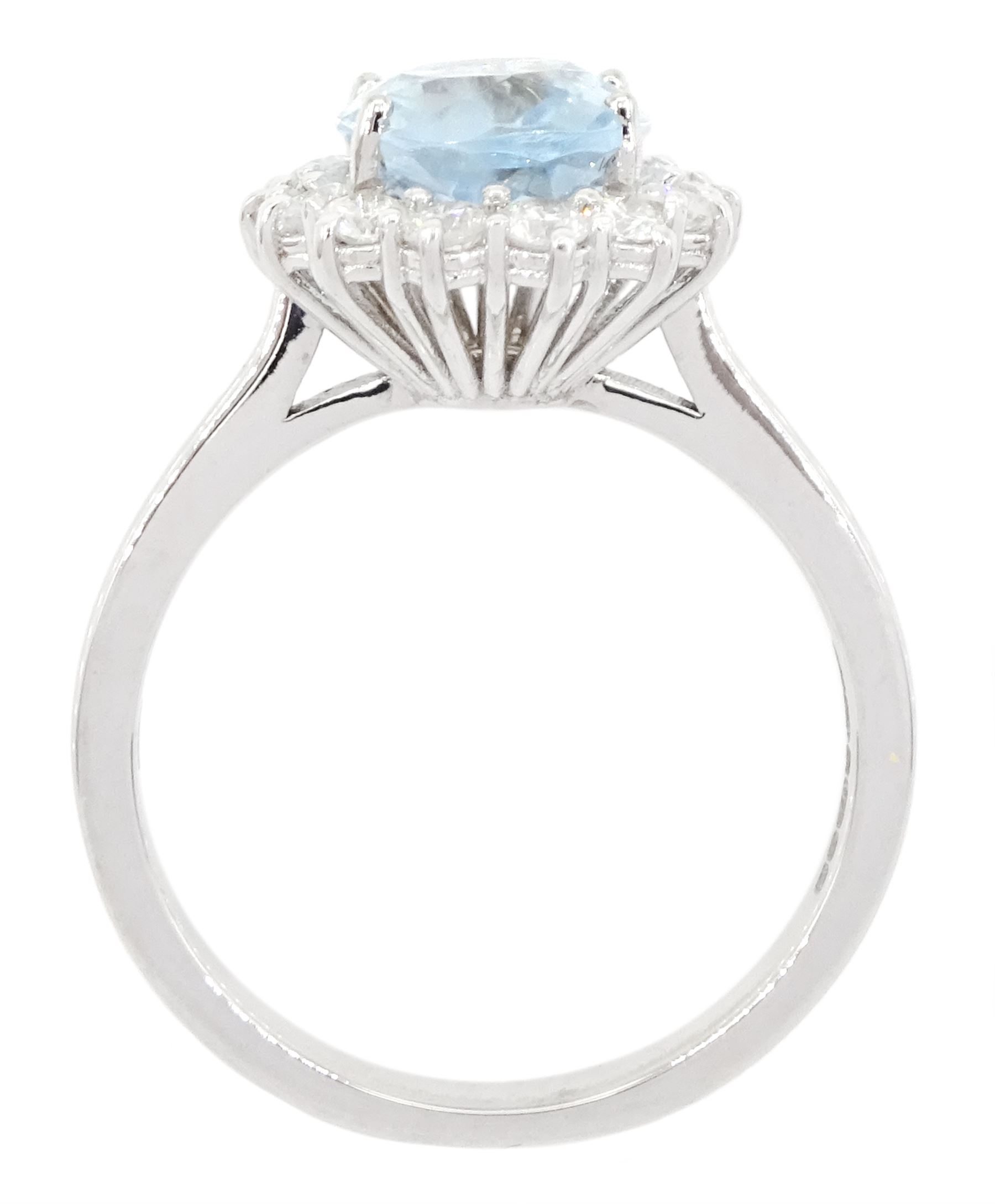 18ct white gold oval cut aquamarine and round brilliant cut diamond cluster ring - Image 4 of 4