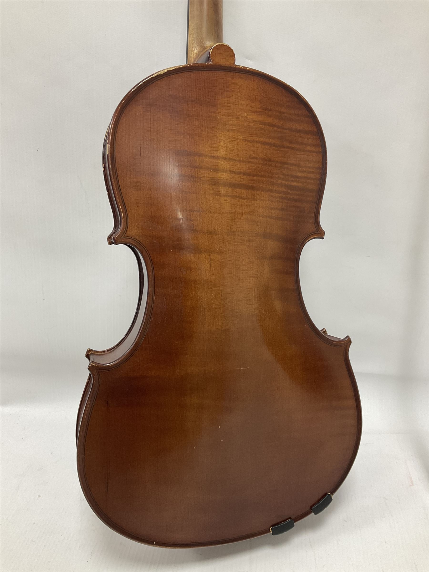Small 20th century viola copy of a Tertis with a maple back and ribs and spruce top in a hard case w - Bild 14 aus 20