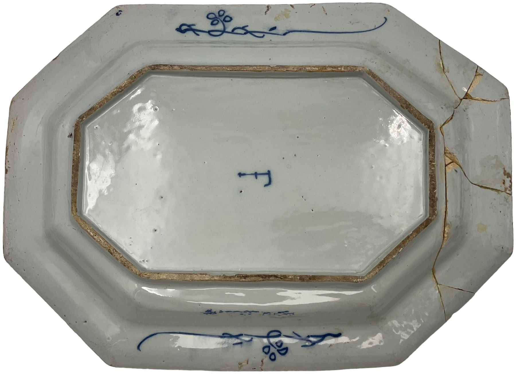 Two 18th century Chinese export octagonal platters - Image 6 of 7