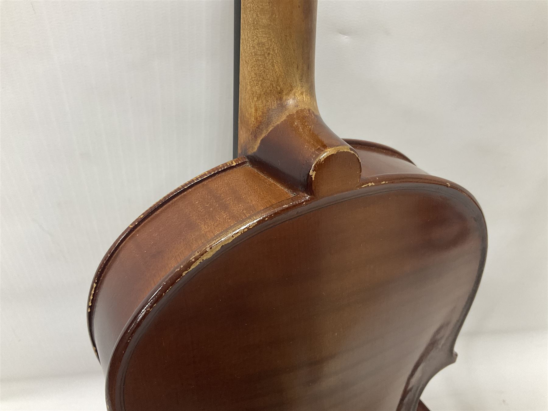 Small 20th century viola copy of a Tertis with a maple back and ribs and spruce top in a hard case w - Bild 12 aus 20