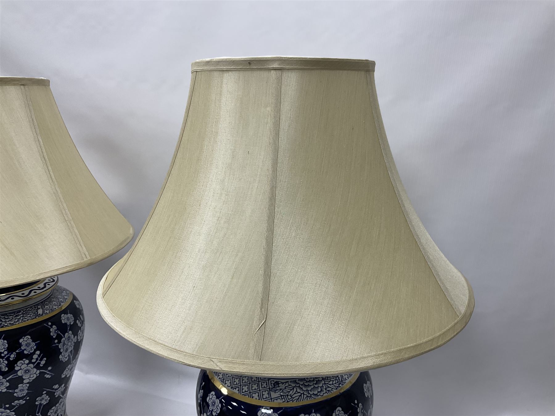 Pair of blue and white table lamps - Image 9 of 14