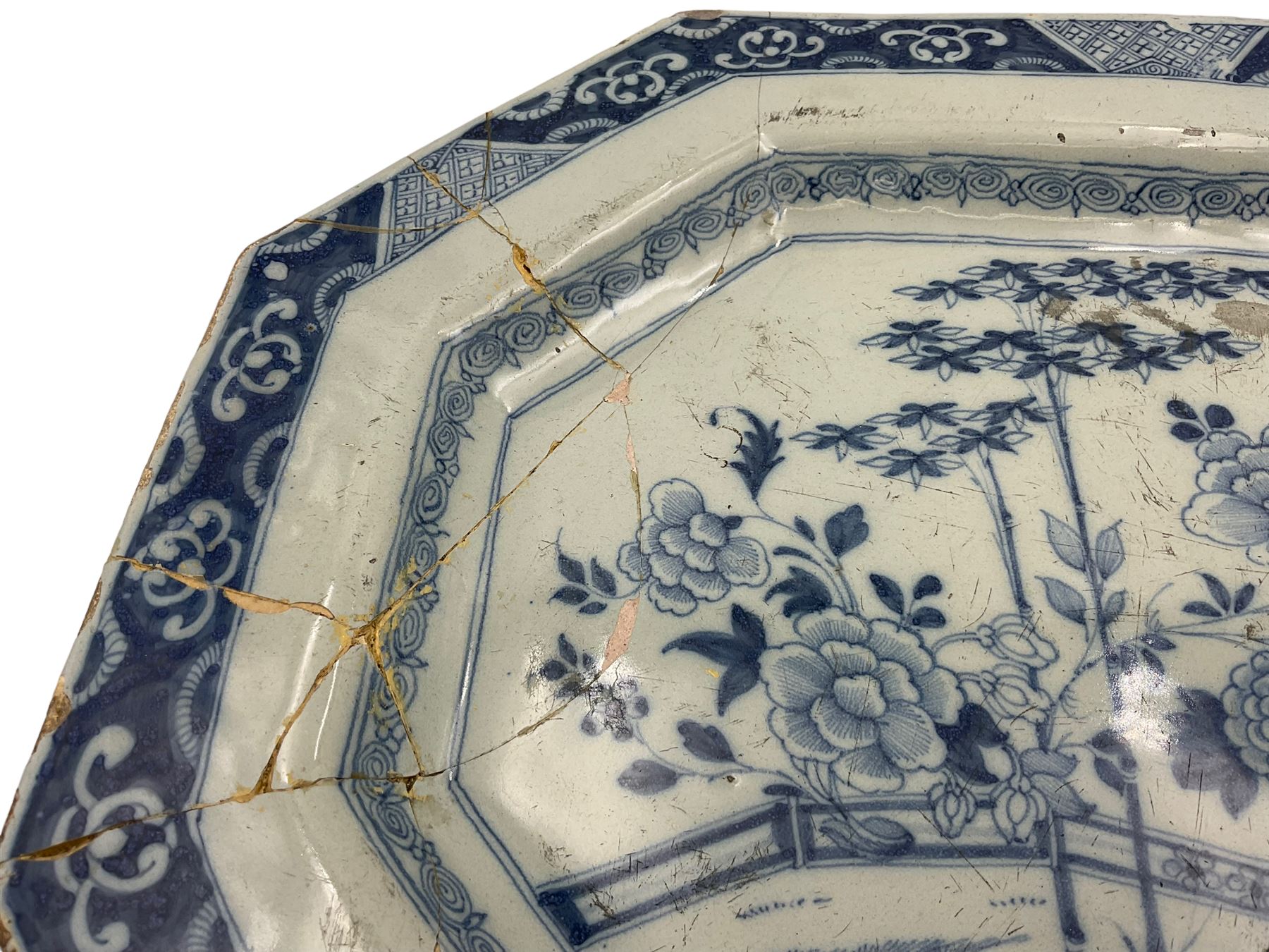 Two 18th century Chinese export octagonal platters - Image 5 of 7