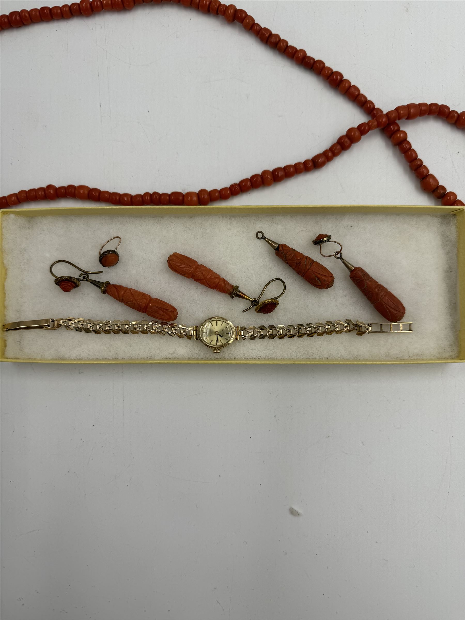Coral bead necklace and two pairs of carved coral earrings - Bild 3 aus 4