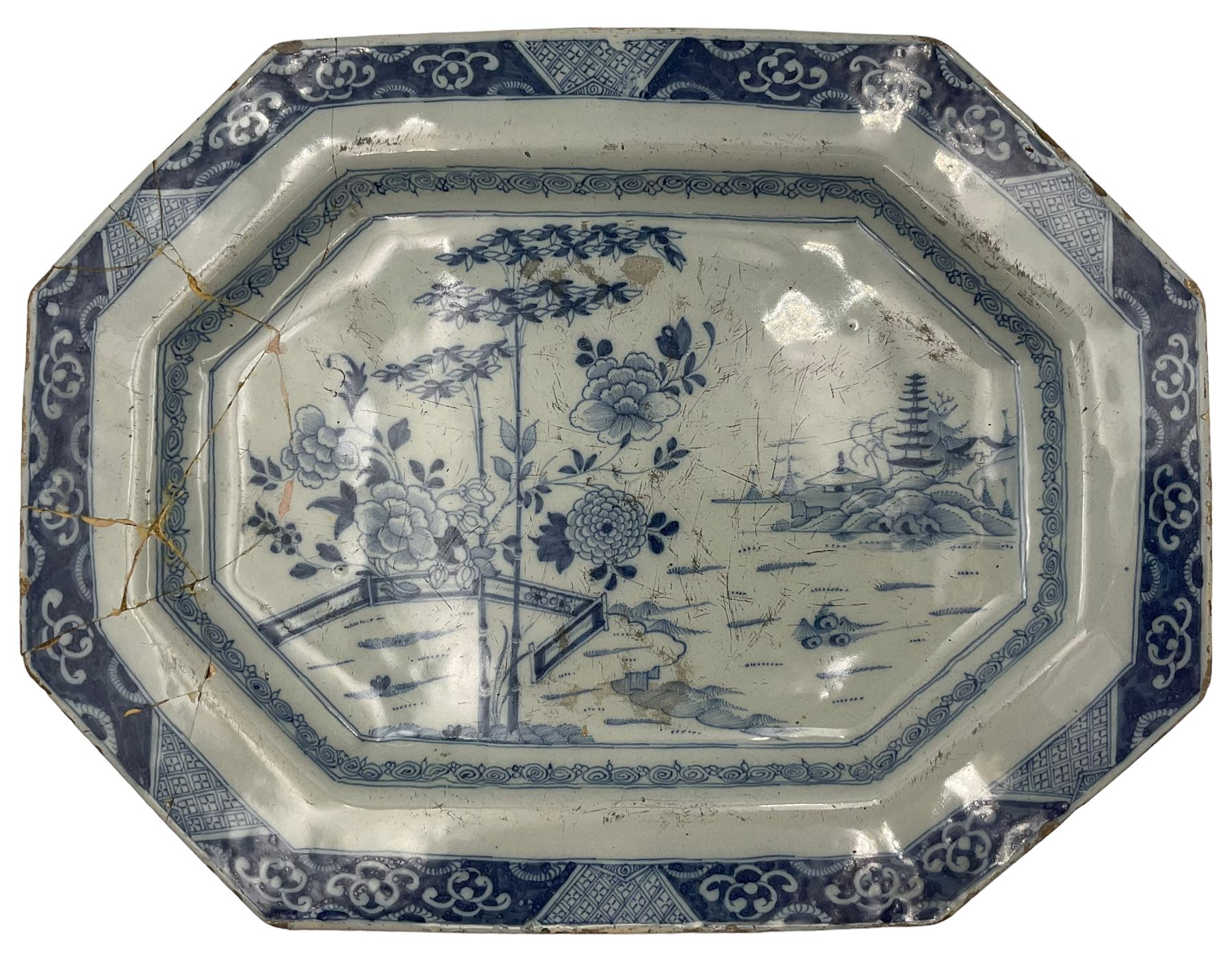 Two 18th century Chinese export octagonal platters - Image 2 of 7