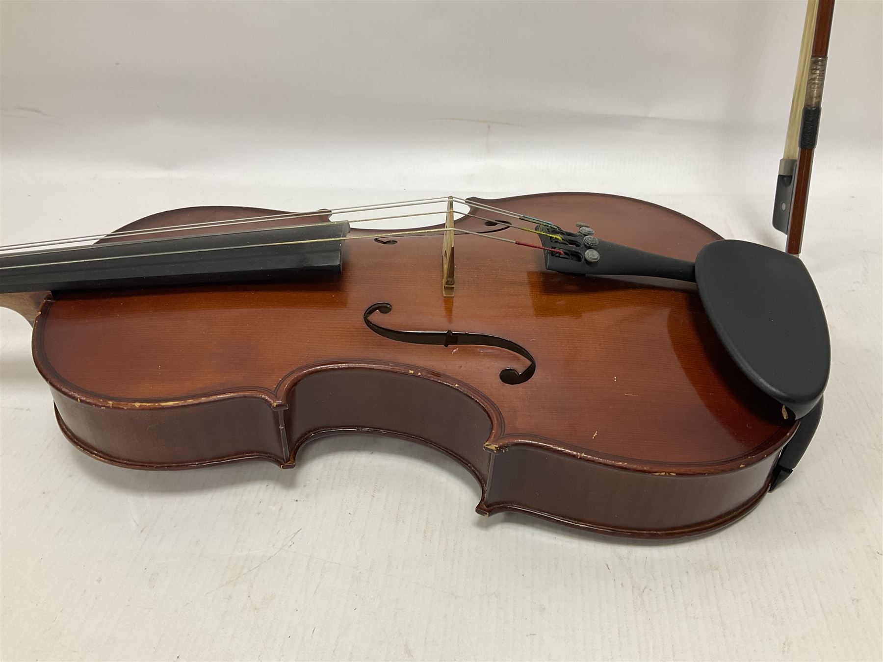 Small 20th century viola copy of a Tertis with a maple back and ribs and spruce top in a hard case w - Bild 7 aus 20