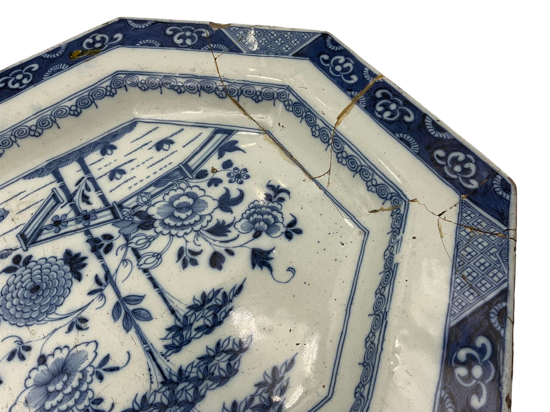Two 18th century Chinese export octagonal platters - Image 4 of 7