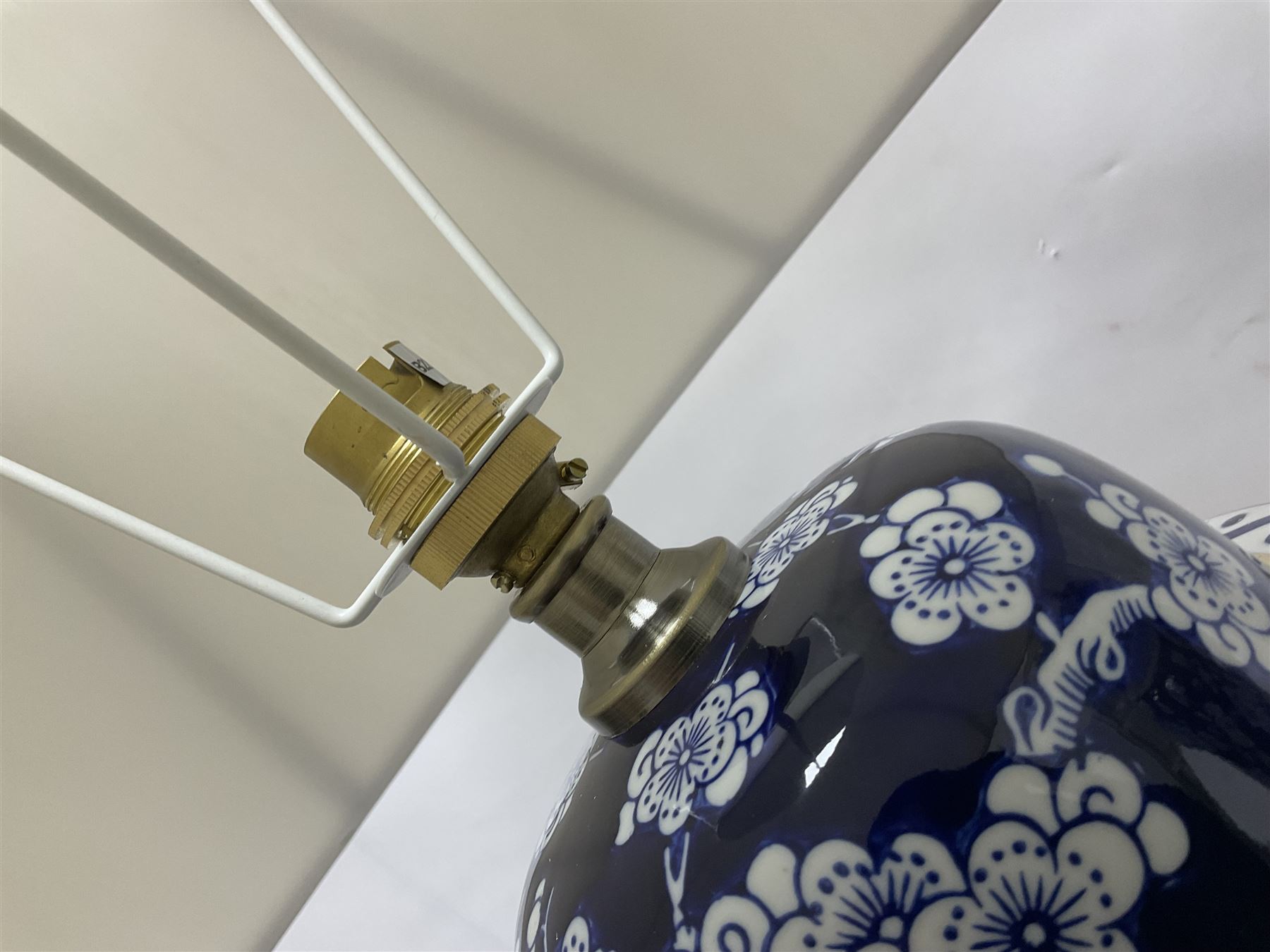 Pair of blue and white table lamps - Image 4 of 14