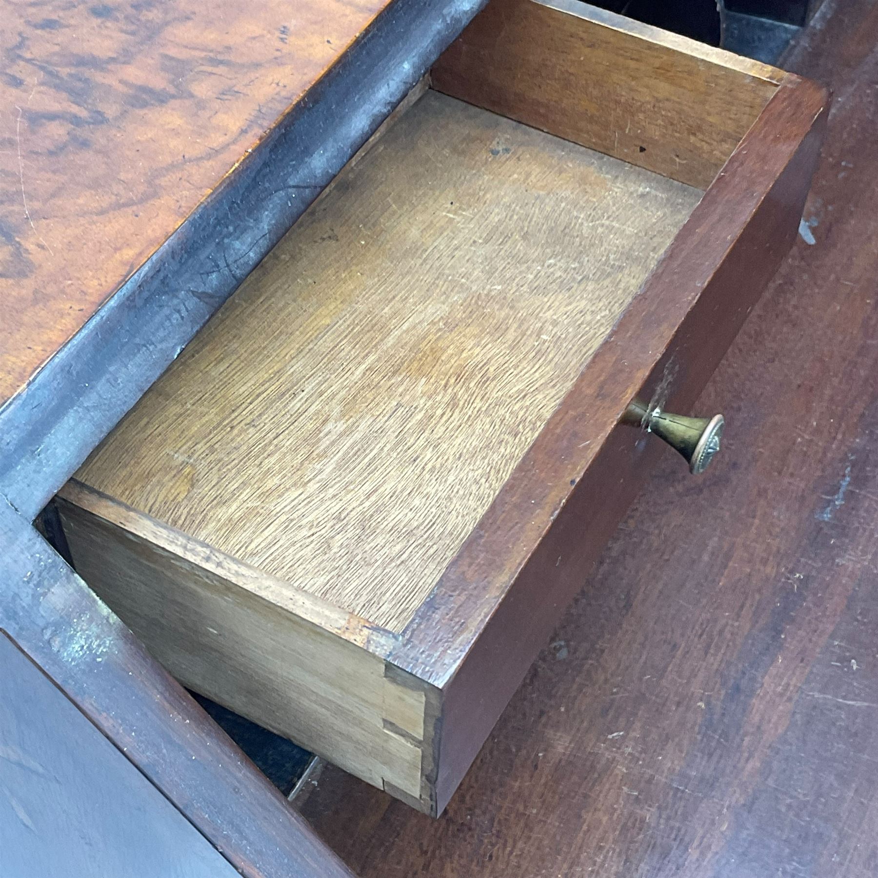 Small early 20th century figured walnut bureau - Image 9 of 14