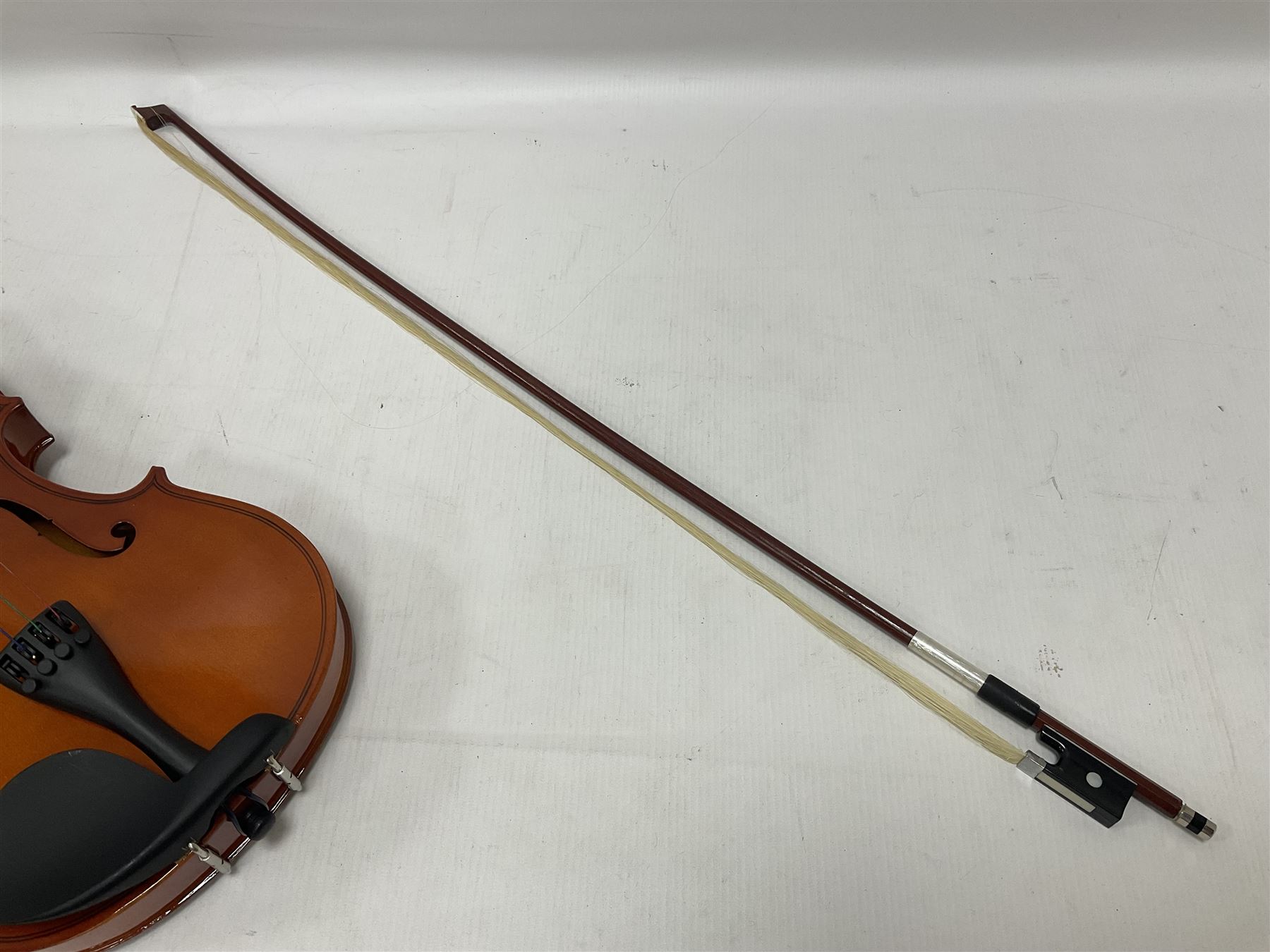 Full size violin with a maple case and ebonised fingerboard and fittings - Bild 15 aus 15