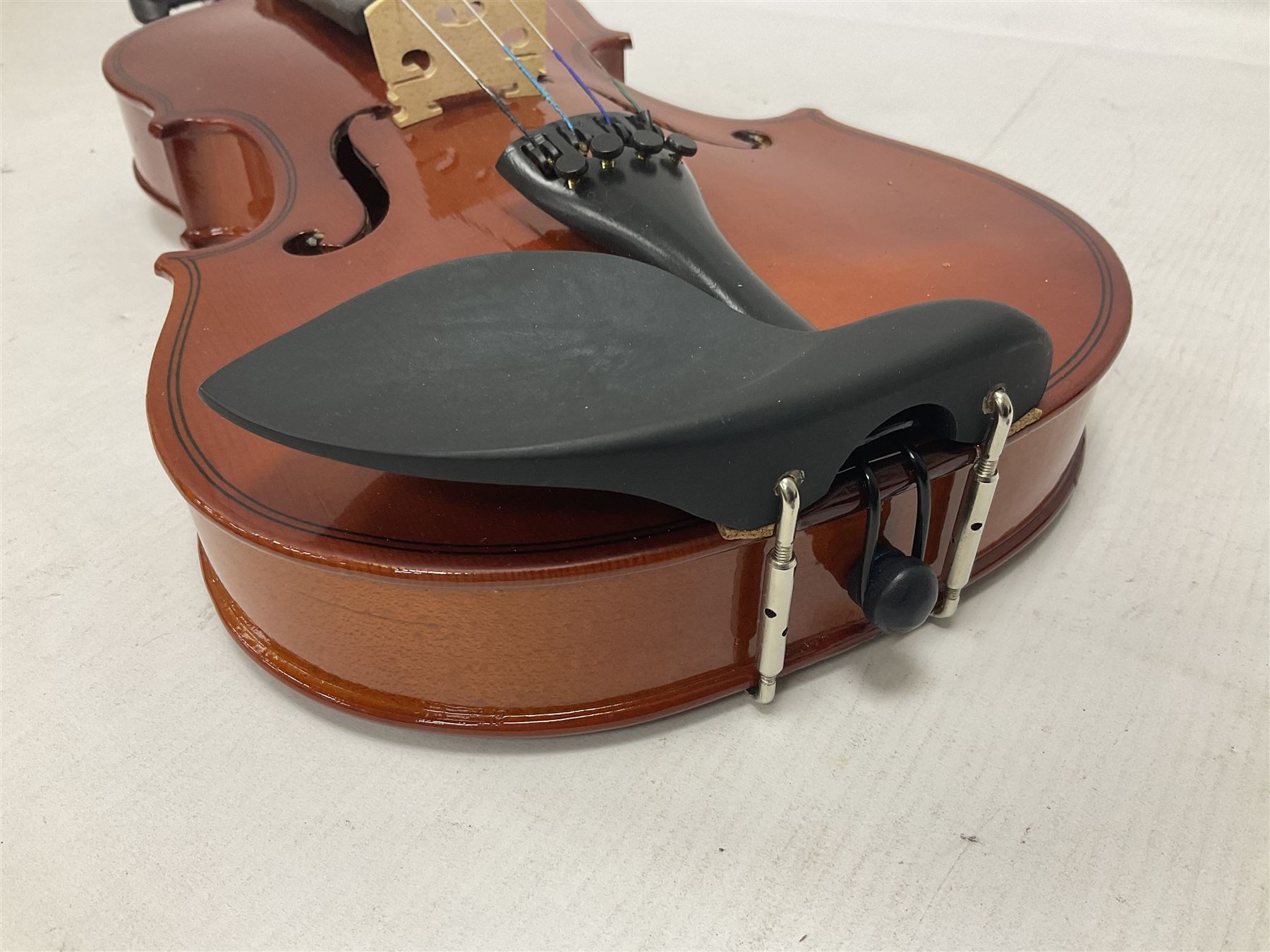 Full size violin with a maple case and ebonised fingerboard and fittings - Bild 12 aus 21