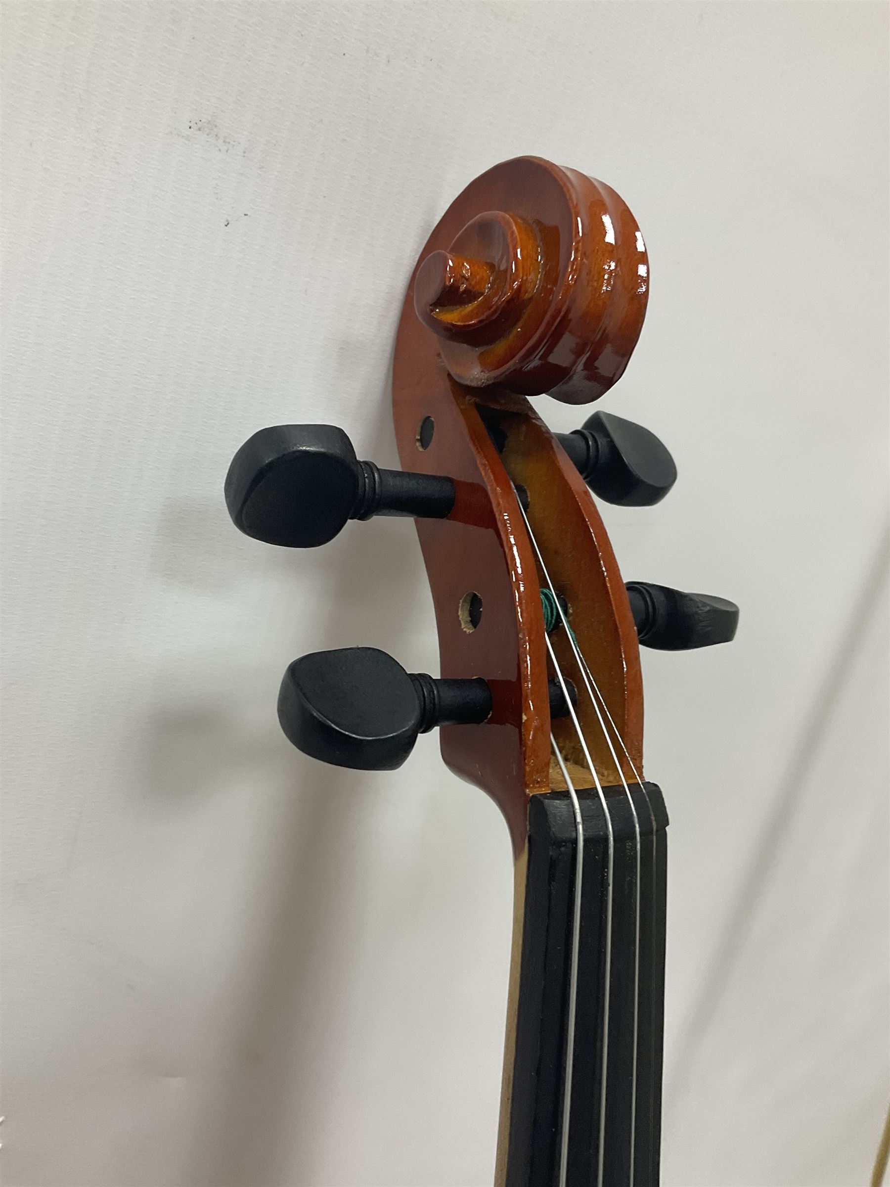 Full size violin with a maple case and ebonised fingerboard and fittings - Bild 8 aus 21