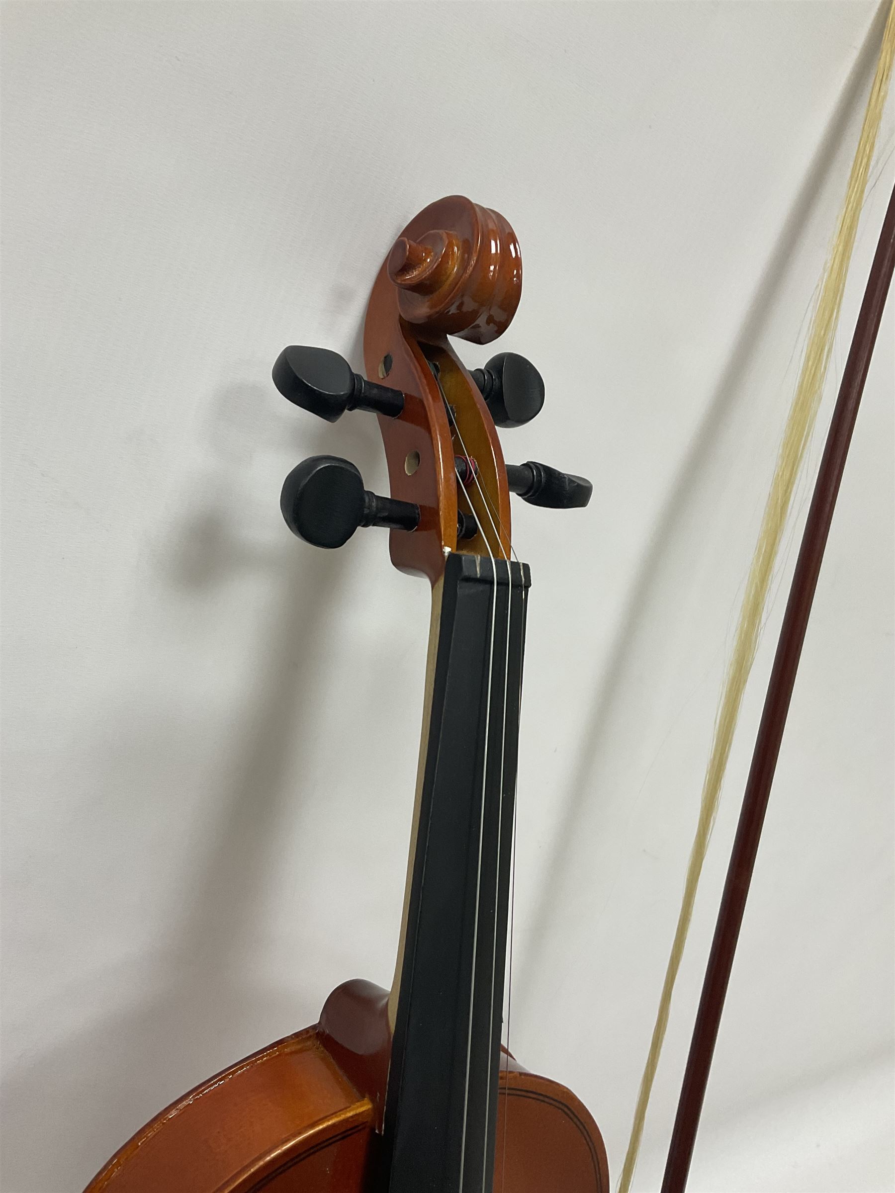 Full size violin with a maple case and ebonised fingerboard and fittings - Bild 7 aus 15