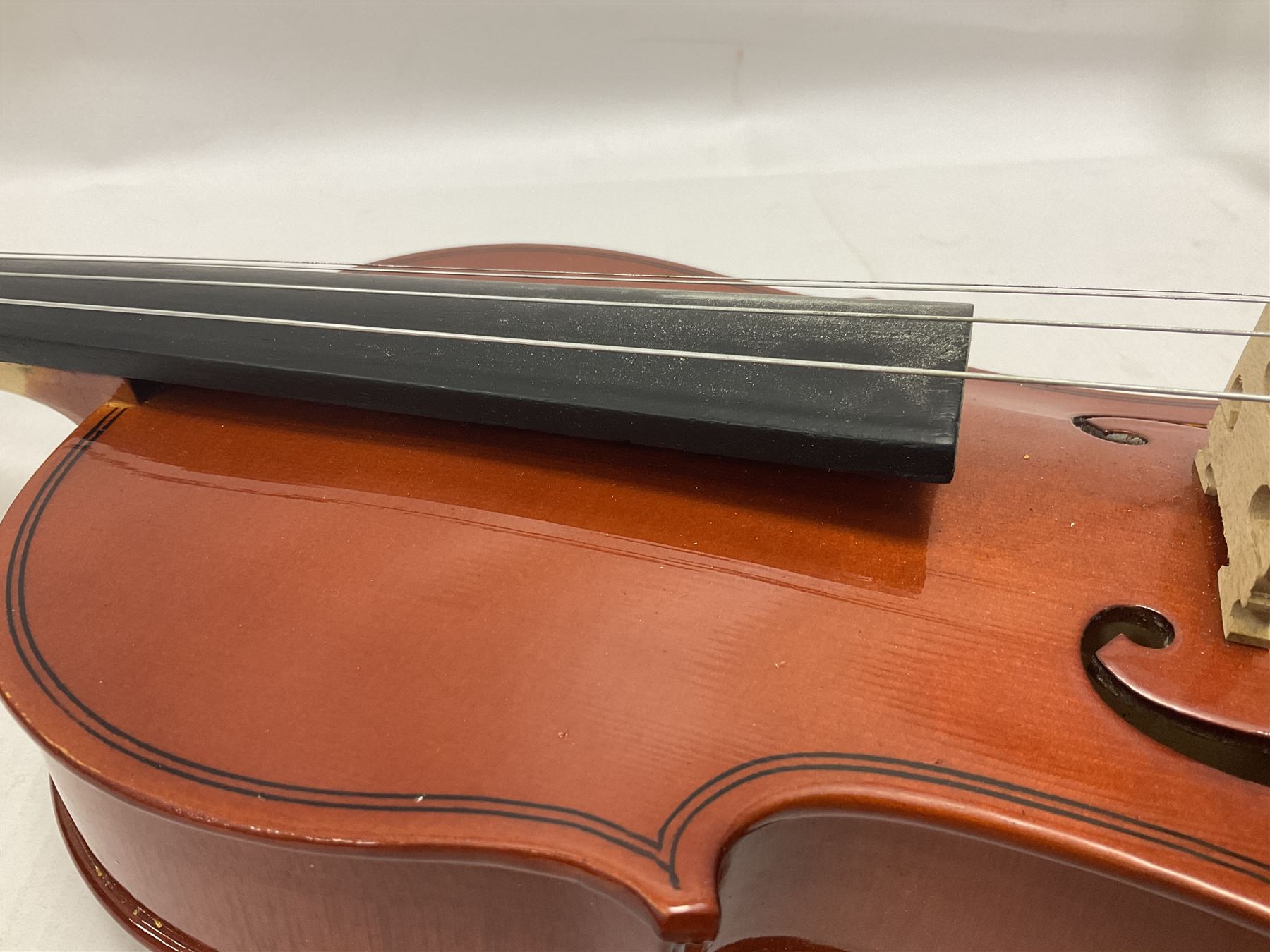 Full size violin with a maple case and ebonised fingerboard and fittings - Bild 15 aus 21