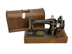Singer sewing machine F9898270 in oak case